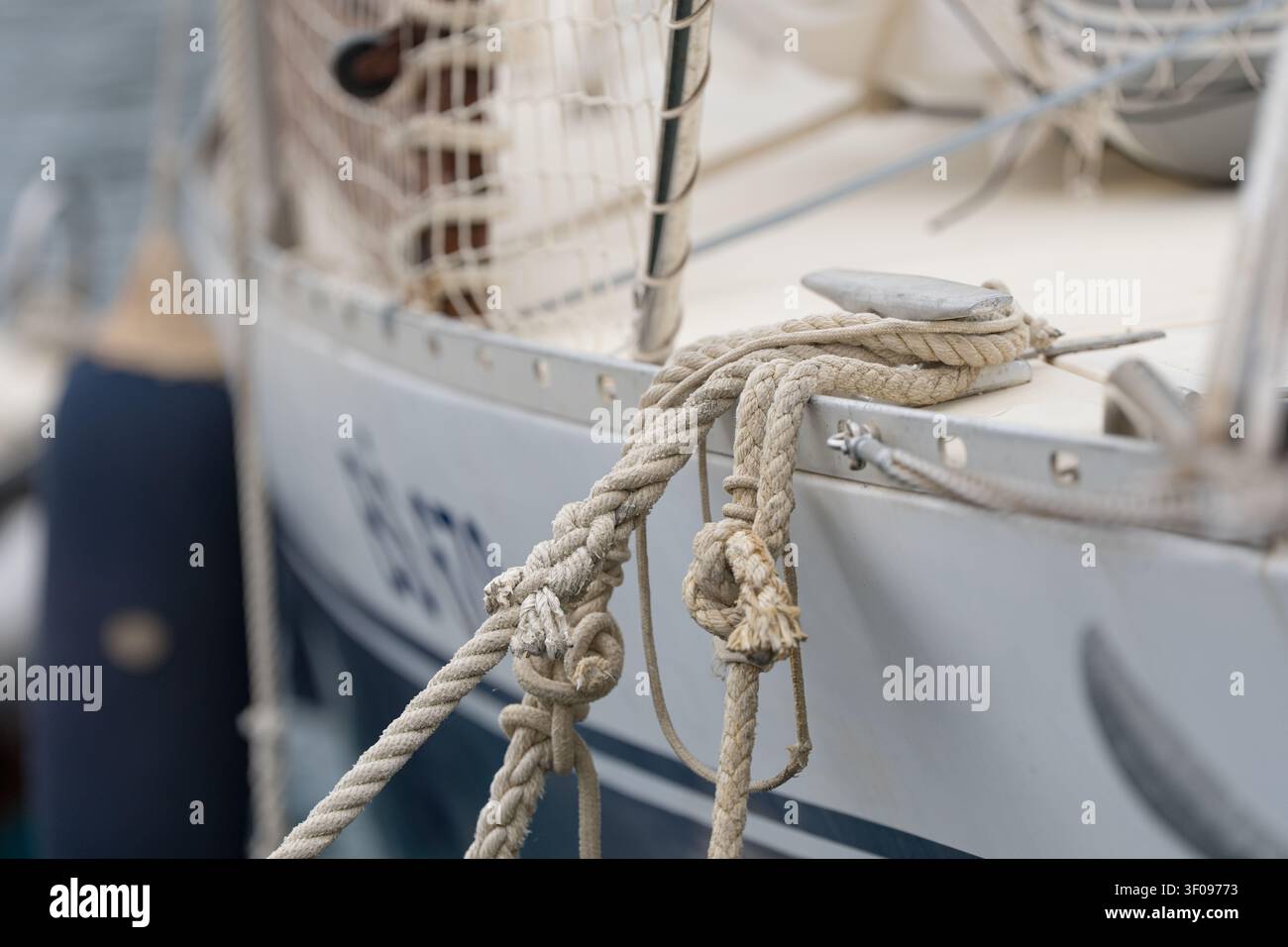 canna sicura sul ponte di una barca a vela, primo piano, attrezzatura marina pratica e sicura, manutenzione, cotone bianco grigio, metallo, nylon, attrezzatura per barche a bordo Foto Stock