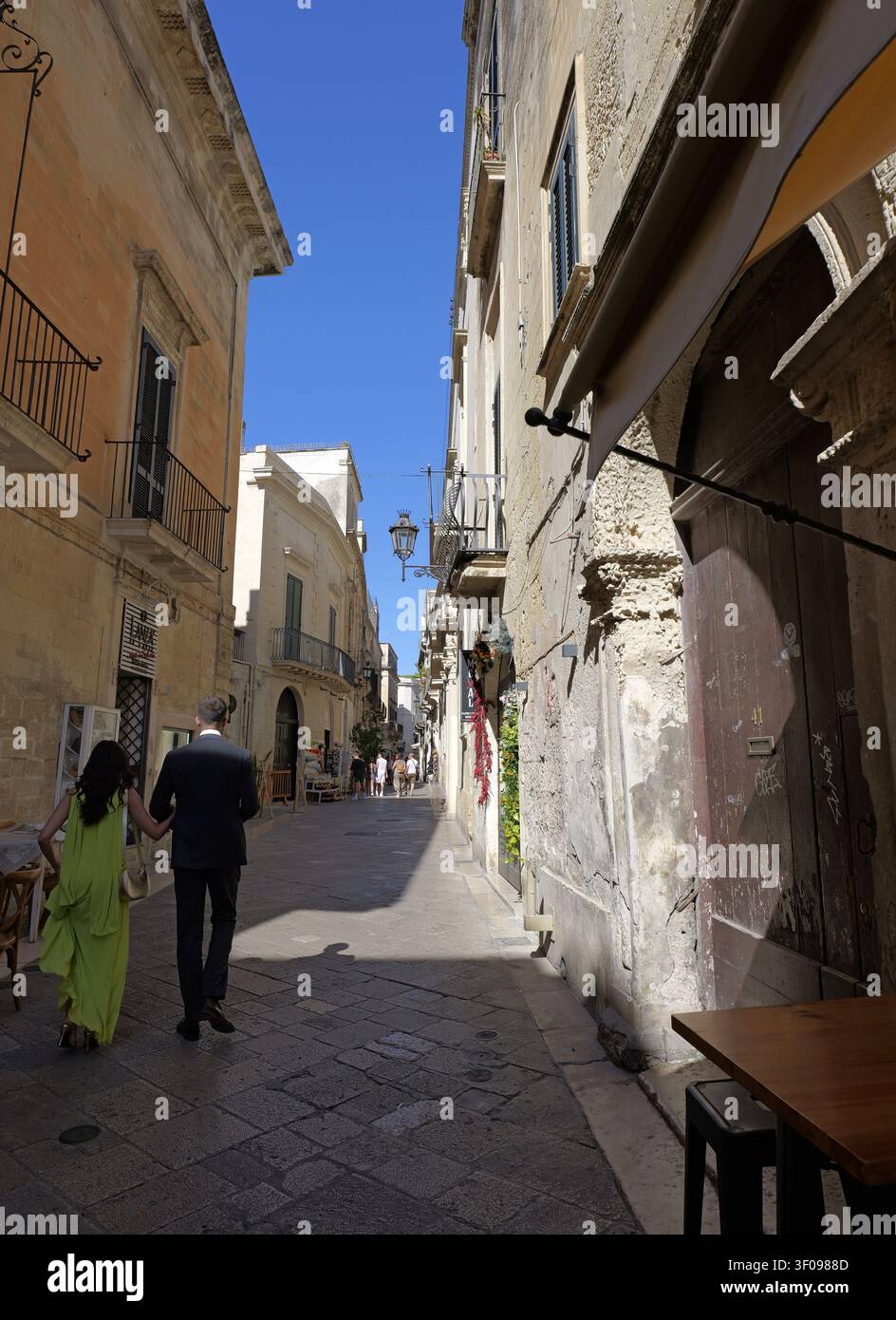 Giovane coppia alla scoperta di un'incantevole e antica città italiana in una giornata di sole. Esperienza di viaggio romantica nell'Europa meridionale. Italia, Lecce, 18 luglio 2025 Foto Stock