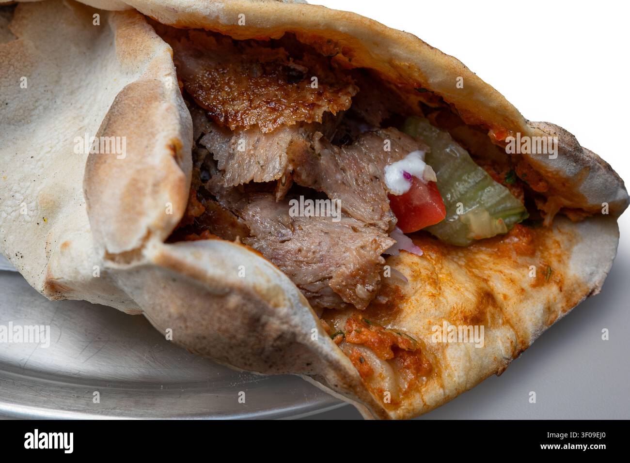 Lahmacun turco appena preparato ripieno di carne doner condita, con una crosta sottile e croccante e un autentico sapore da street food, perfetto per il cibo, r Foto Stock