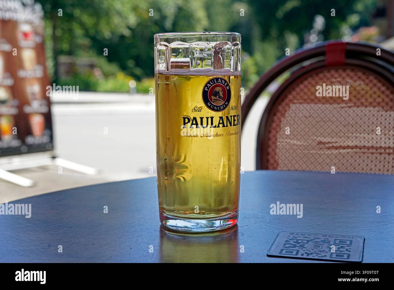 Un bicchiere di birra su un tavolo sulla terrazza del bar Foto Stock