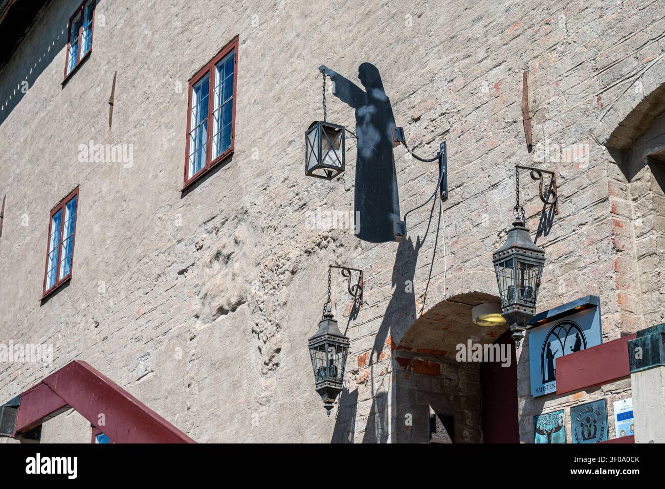 Idilliaca Vadstena in una giornata estiva soleggiata in Svezia nel luglio 2026. Vadstena è una piccola città storica nota per il suo castello e il suo monastero. Foto Stock