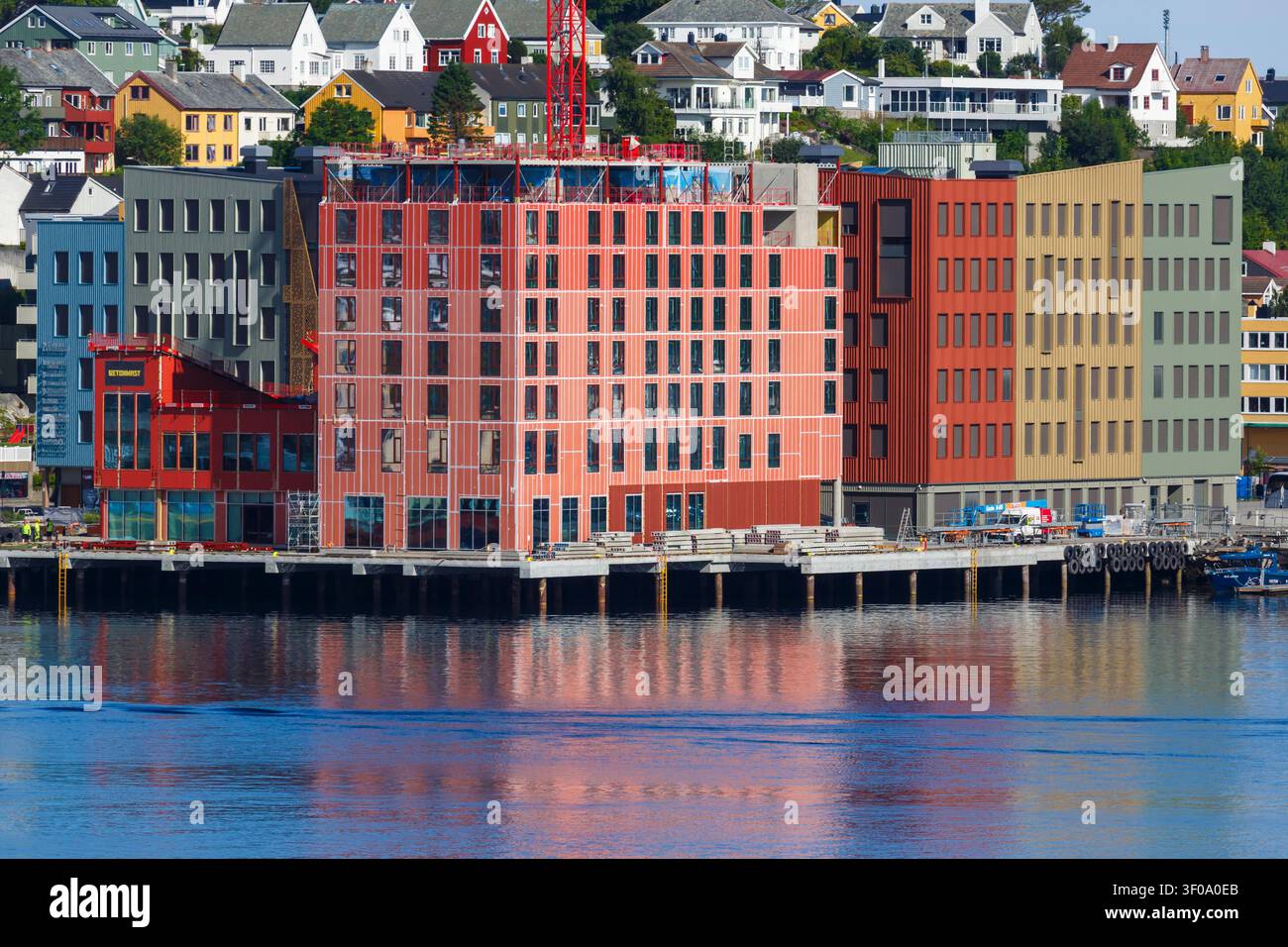 Sviluppo del campus di Kristiansund che comprende il Molde University College lungo il lungomare a Kirklandet, Kristiansund, Norvegia, Scandinavia, Europa a luglio Foto Stock