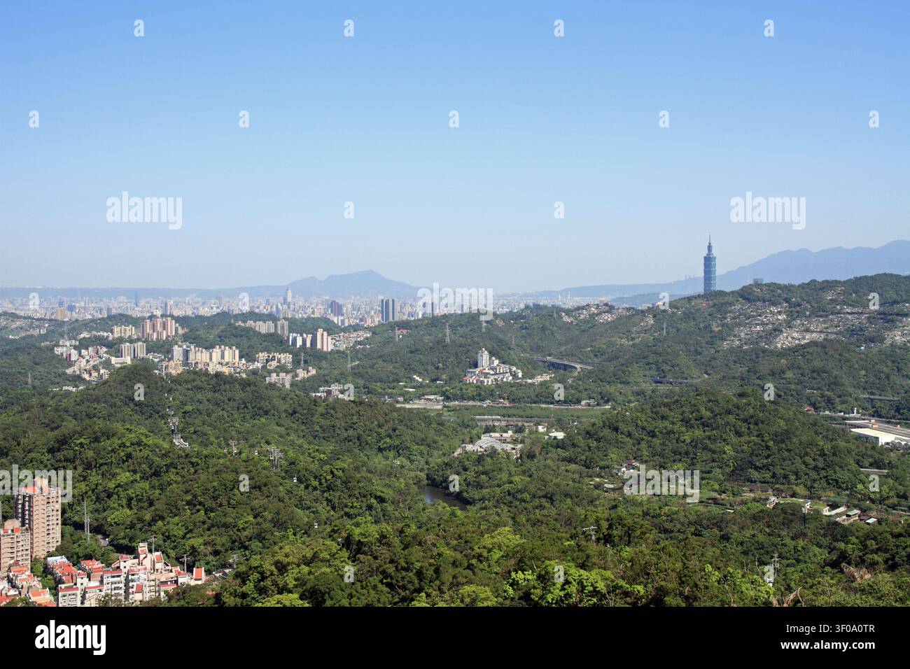 Taipei 101 e panorama della città di Taipei da Maokong, Taiwan Foto Stock