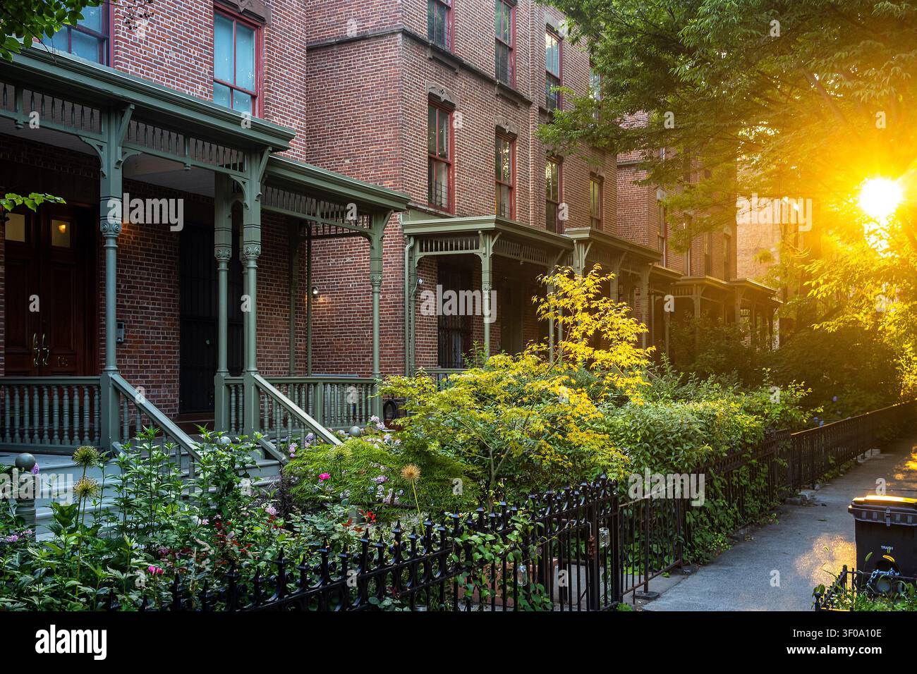 Case della fila Astor su West 130th Street, Harlem, Manhattan, New York City, case storiche con cortili anteriori e portici in legno a NYC Foto Stock