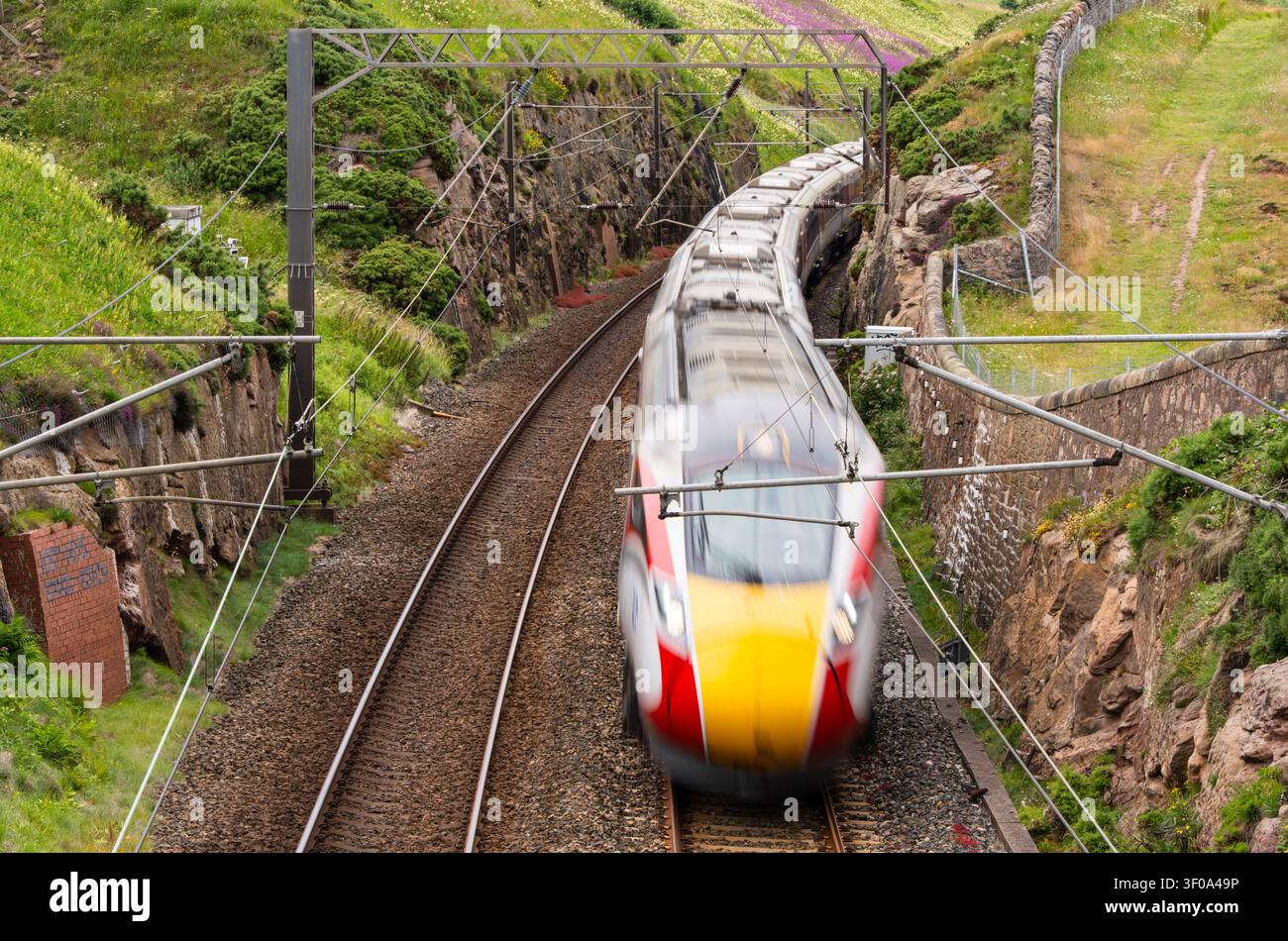 Treno diretto a sud sulla linea principale della costa orientale Foto Stock