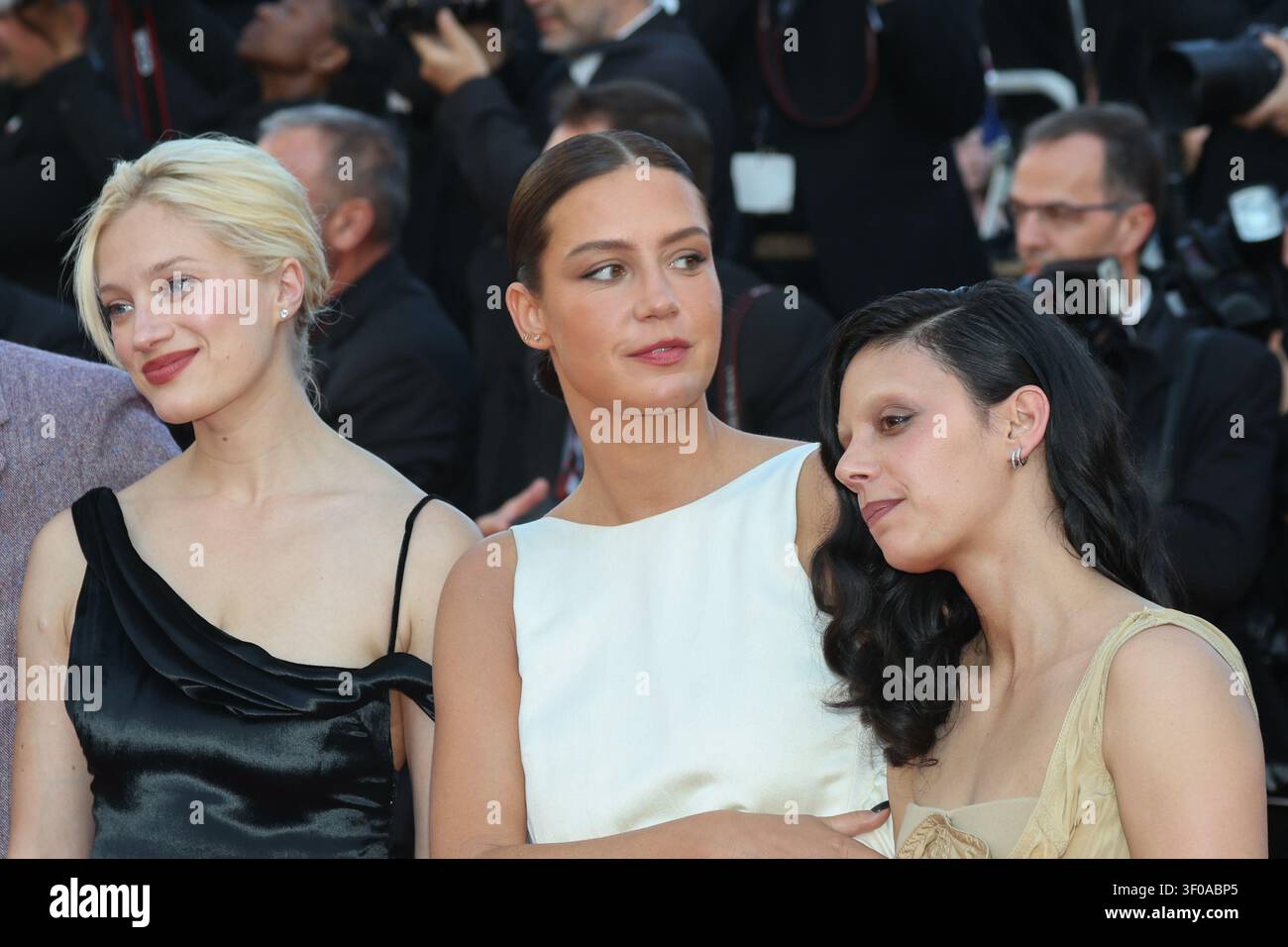 Noée Abita, Adèle Exarchopoulos (in Phoebe Philo), Nadia Tereszkiewicz (in costume Christian Dior), Paul Kircher e Victoire Du Bois partecipano alla proiezione "la Bataille De Gaulle: L'Âge De Fer" (De Gaulle: Tilting Iron) durante la 79a edizione del Festival di Cannes al Palais des Festivals il 20 maggio 2026 a Cannes, Francia. Foto Thierry Carpico credito: Thierry Carpico/Photo12 Foto Stock