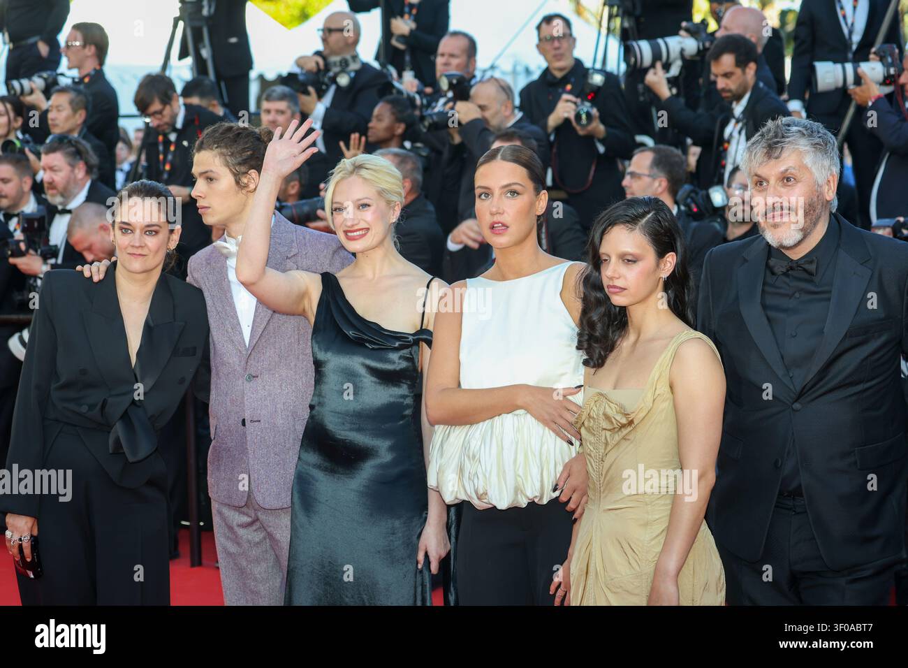 Noée Abita, Adèle Exarchopoulos (in Phoebe Philo), Nadia Tereszkiewicz (in costume Christian Dior), Paul Kircher, Victoire Du Bois e Christophe Honoré partecipano alla proiezione "la Bataille De Gaulle: L'Âge De Fer" (De Gaulle: Tilting Iron) durante la 79esima edizione del Festival di Cannes al Palais des Festivals il 20 maggio 2026 a Cannes, Francia. Foto Thierry Carpico credito: Thierry Carpico/Photo12 Foto Stock