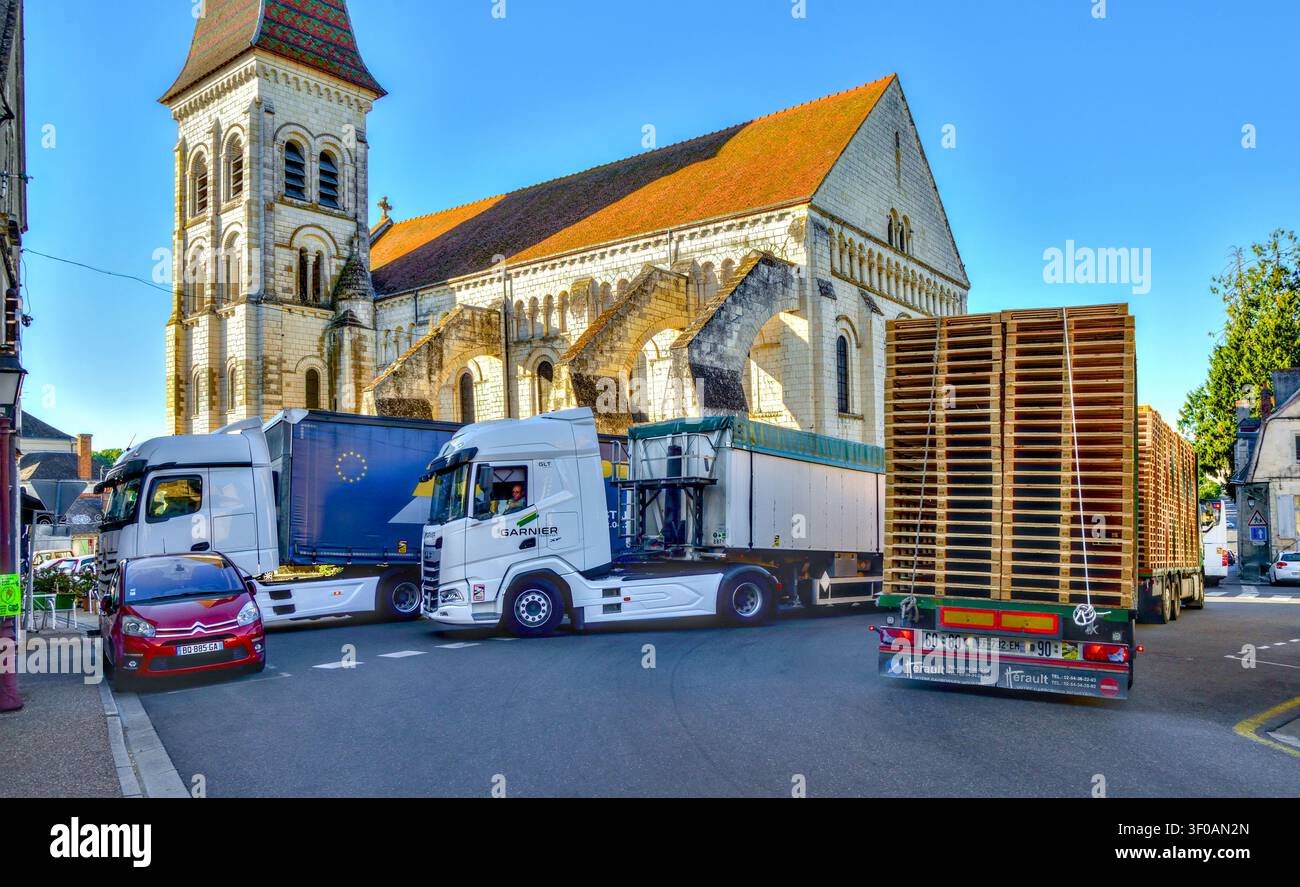 Due autocarri/mezzi pesanti posizionati lateralmente all'incrocio stradale per consentire il passaggio di autocarri e rimorchi - Preuilly-sur-Claise, Indre-et-Loire (37), Francia. Foto Stock