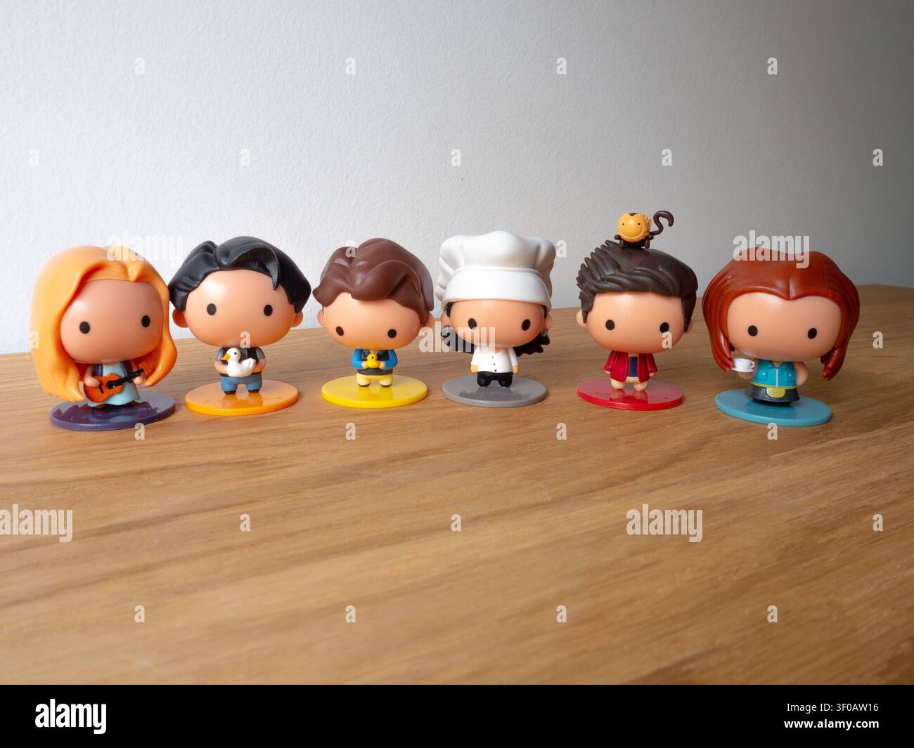 Sitges, Spagna - 06 giugno 2026: Un set completo di sei adorabili figurine da collezione in stile chibi della serie TV McDonalds "Friends", in piedi Foto Stock