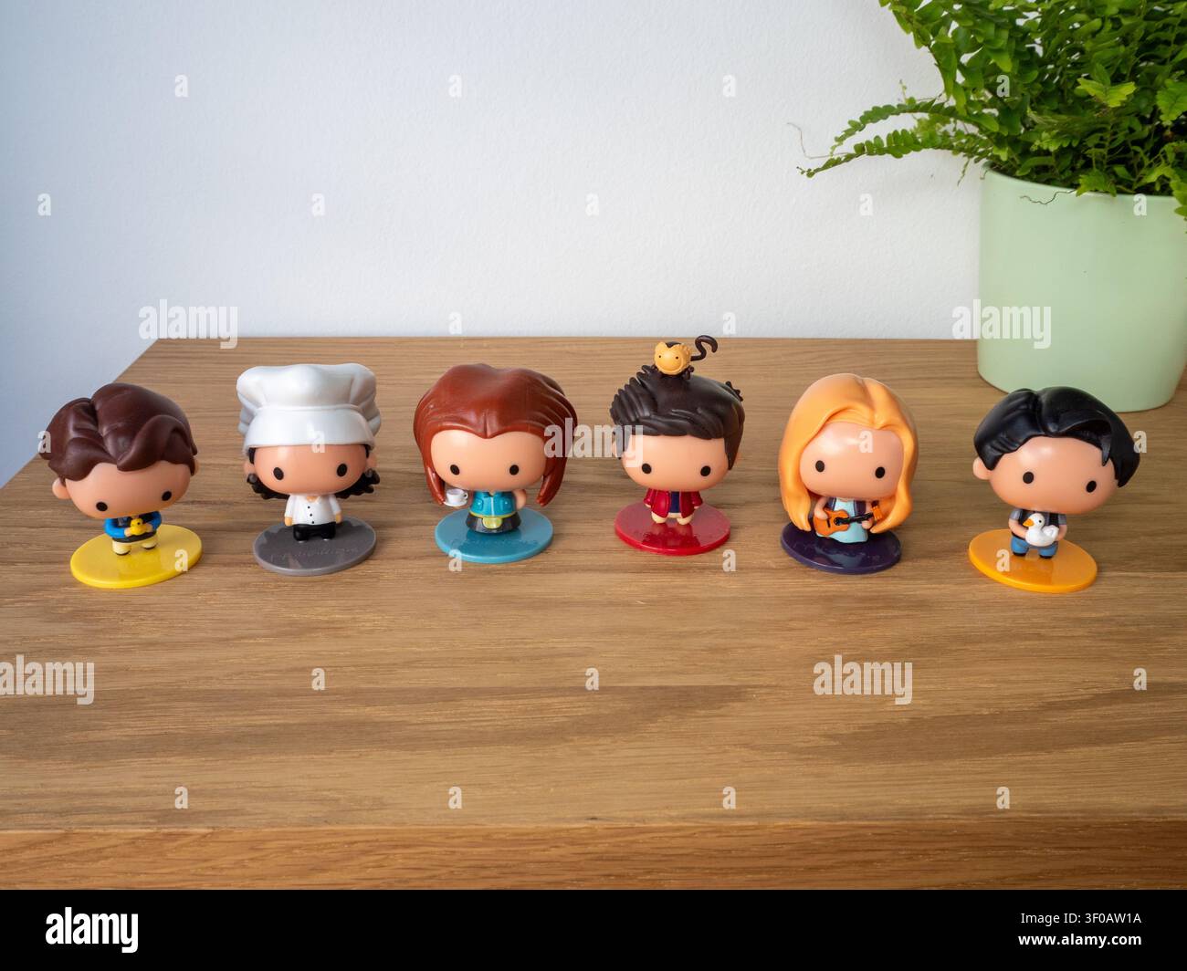 Sitges, Spagna - 28 giugno 2026: Un set completo di sei adorabili figurine da collezione in stile chibi della serie TV "Friends" di McDonalds, in piedi Foto Stock
