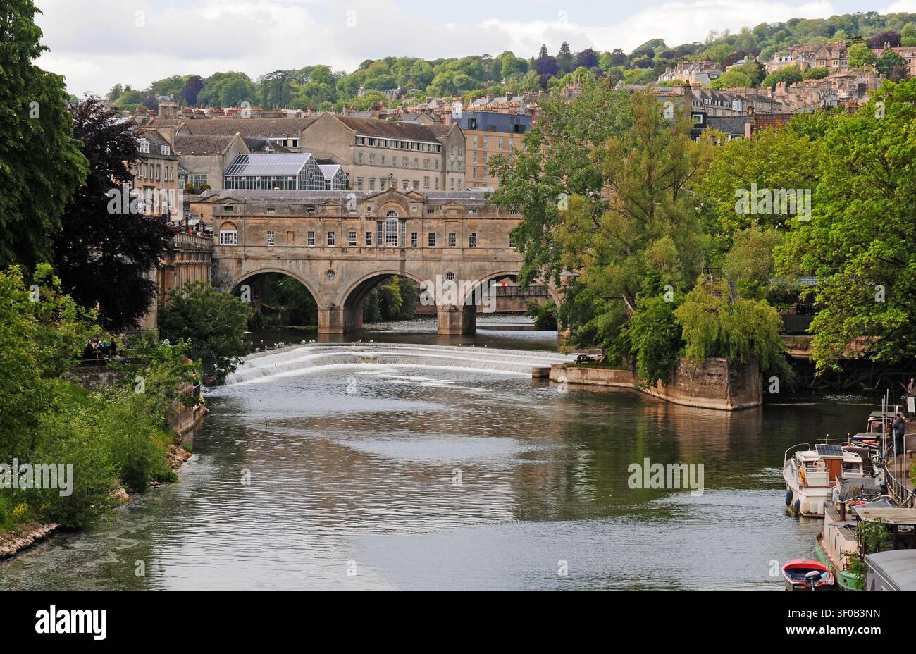Pulteney Bridge dalla North Parade Bridge. Foto Stock