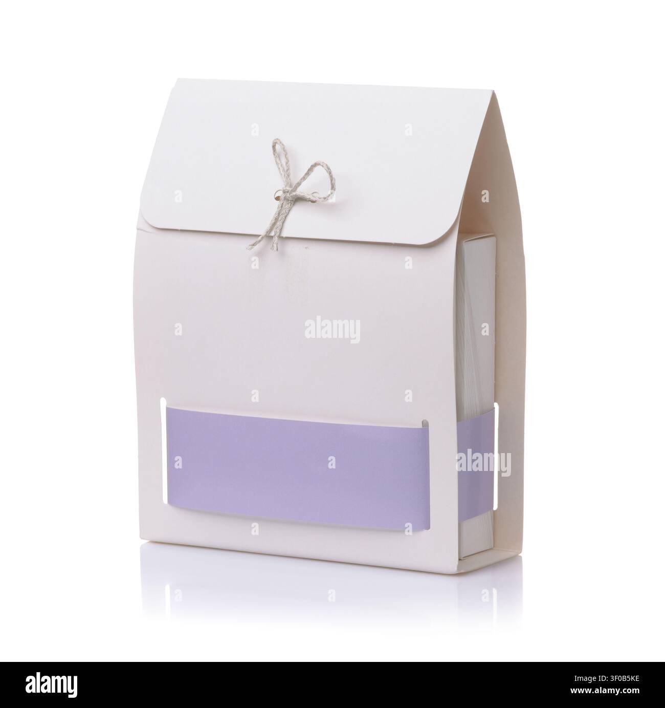 Confezione regalo di carta bianca isolata su bianco Foto Stock