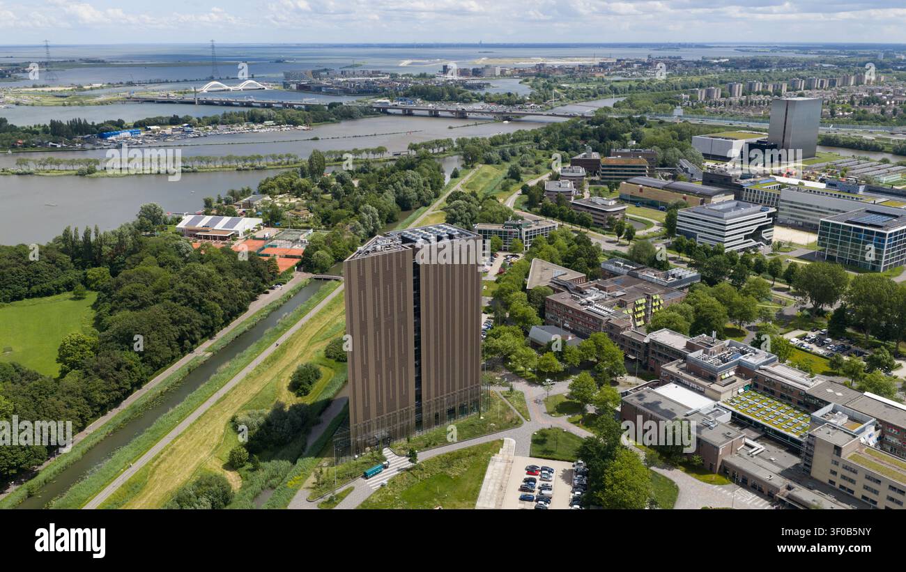 Vista aerea dell'edificio del data center Digital Realty Amsterdam AMS17 circondato da spazi verdi, canali e moderna architettura per uffici ad Amsterdam Foto Stock