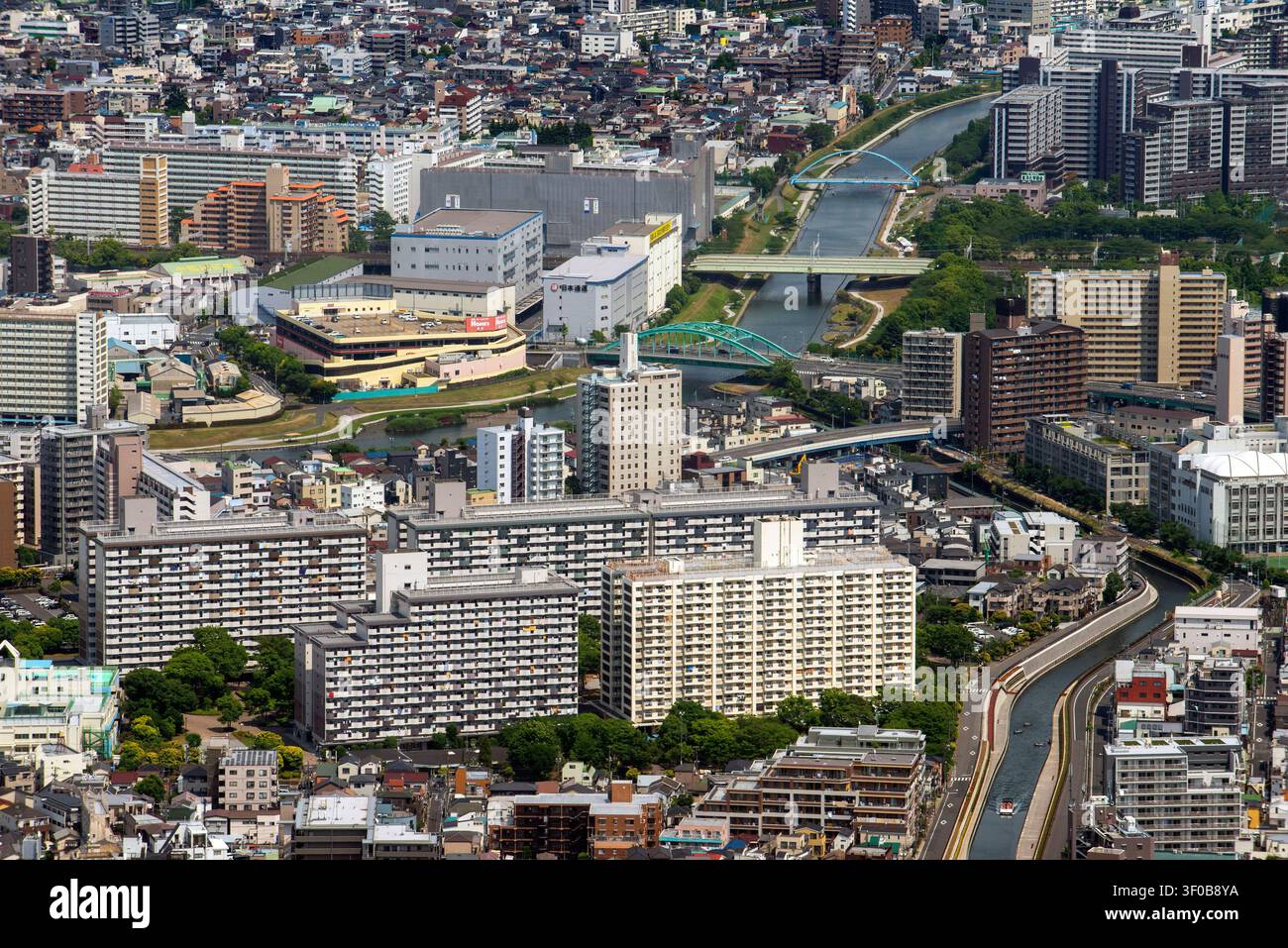 Una vista aerea del fiume Kitajukken e dell'area di Kinshicho a Sumida, con torri residenziali, canali e infrastrutture urbane, Tokyo, Ja Foto Stock