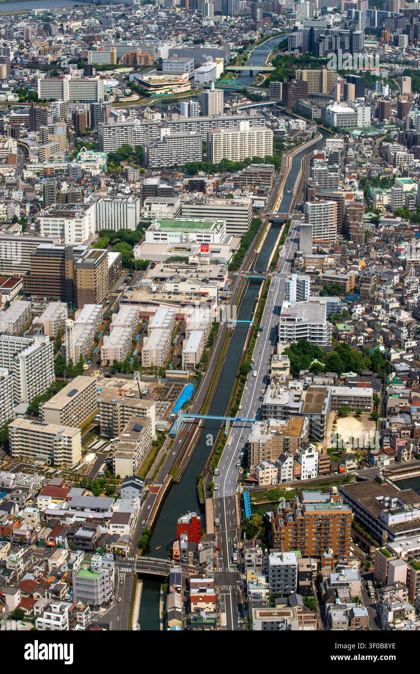 Fiume Kitajikken e il distretto di Kinshicho, città di Sumida, Tokyo, Giappone. Una veduta aerea che mostra il fiume Kitajikken attraverso Kinshicho Foto Stock