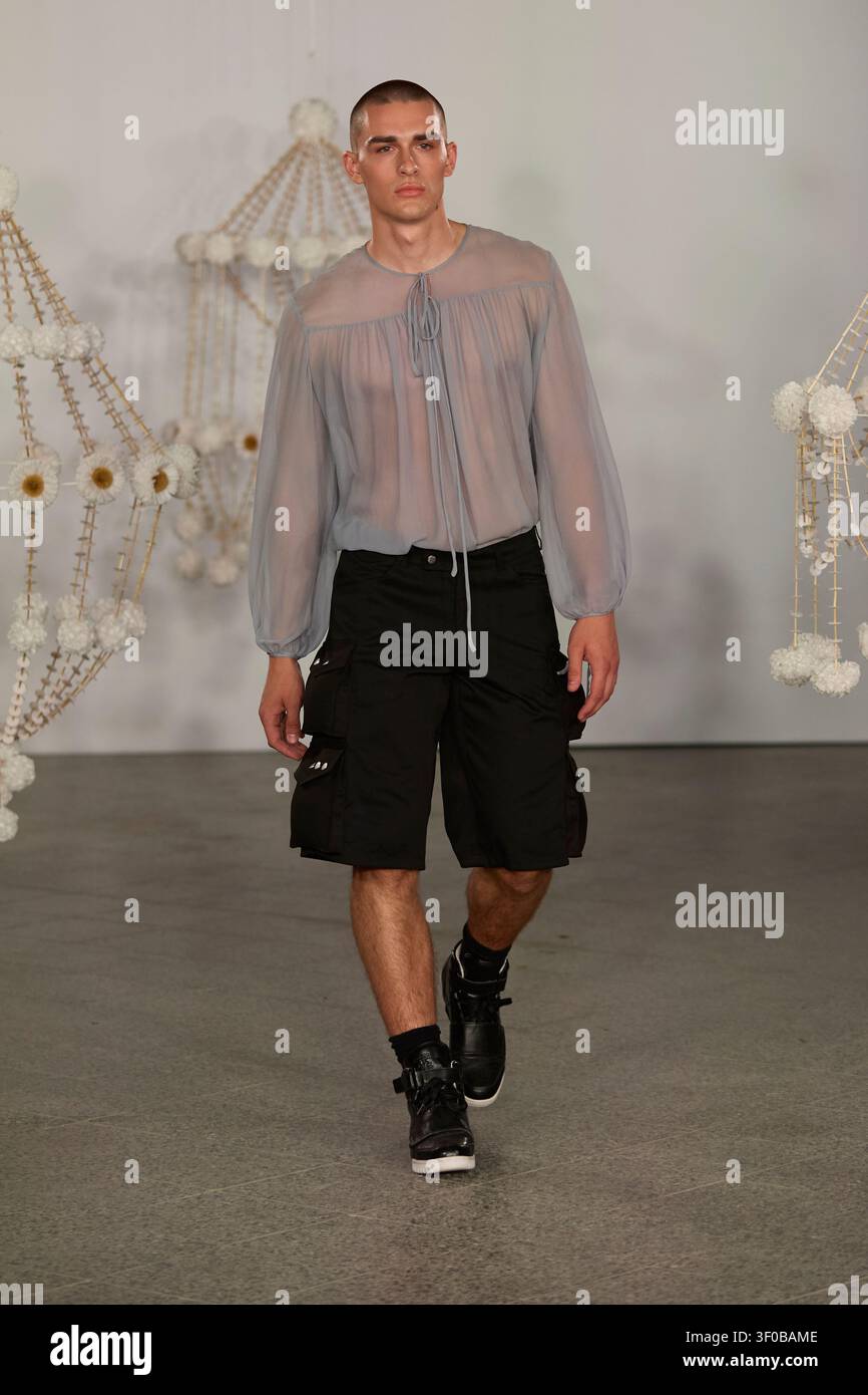 Berlino, Germania, 2 luglio 2026. Una modella sfila per la collezione SS27 "KICK OFF" del designer Mariusz Przybylski, mostrando una sartoria urbana. Foto Stock