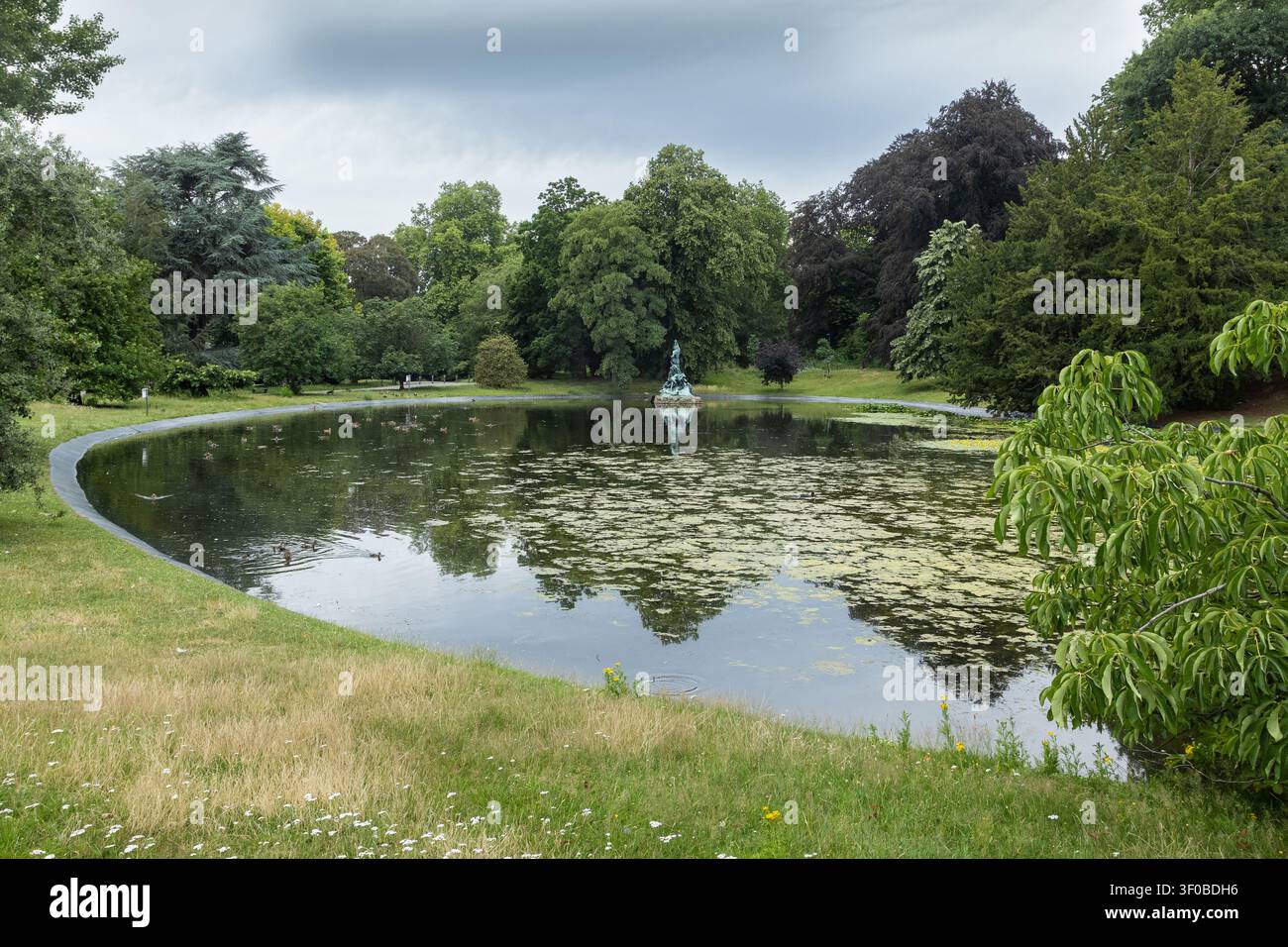 Vista estiva del parco pubblico storico della Cittadella e del suo stagno delle anatre nel centro città di Gand, Fiandre Orientali, in Belgio. Spazio di copia. Foto Stock