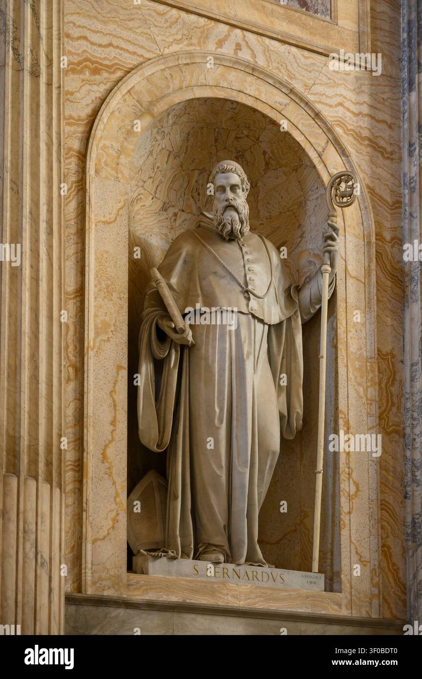 Statua in marmo di San Bernardo di Chiaravalle in una nicchia di alabastro nella Basilica di San Paolo fuori le mura a Roma, Italia, vista interna della scultura Foto Stock