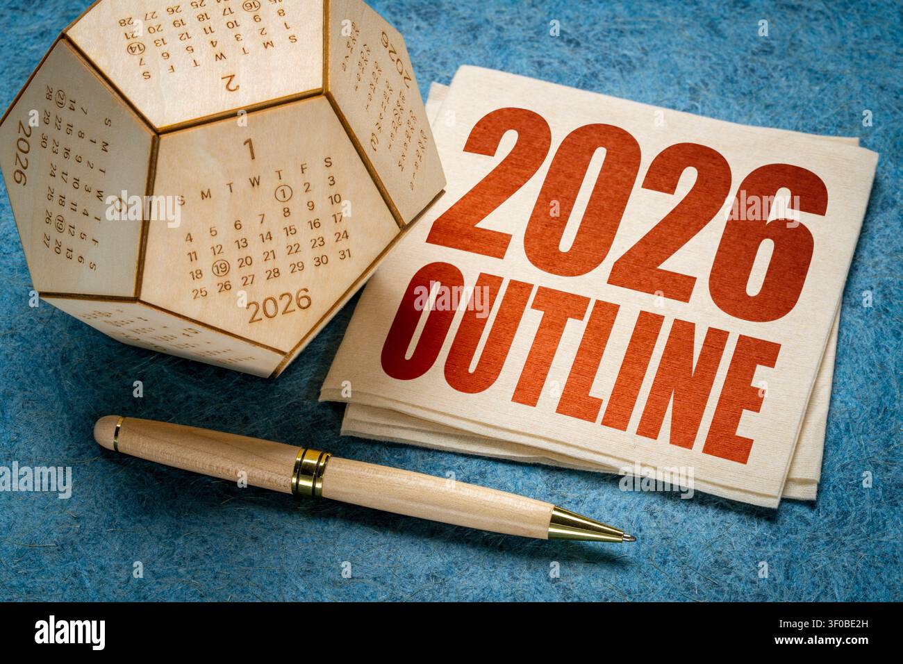 testo di presentazione per 2026 anni su un tovagliolo con un concetto di revisione aziendale di fine anno Foto Stock