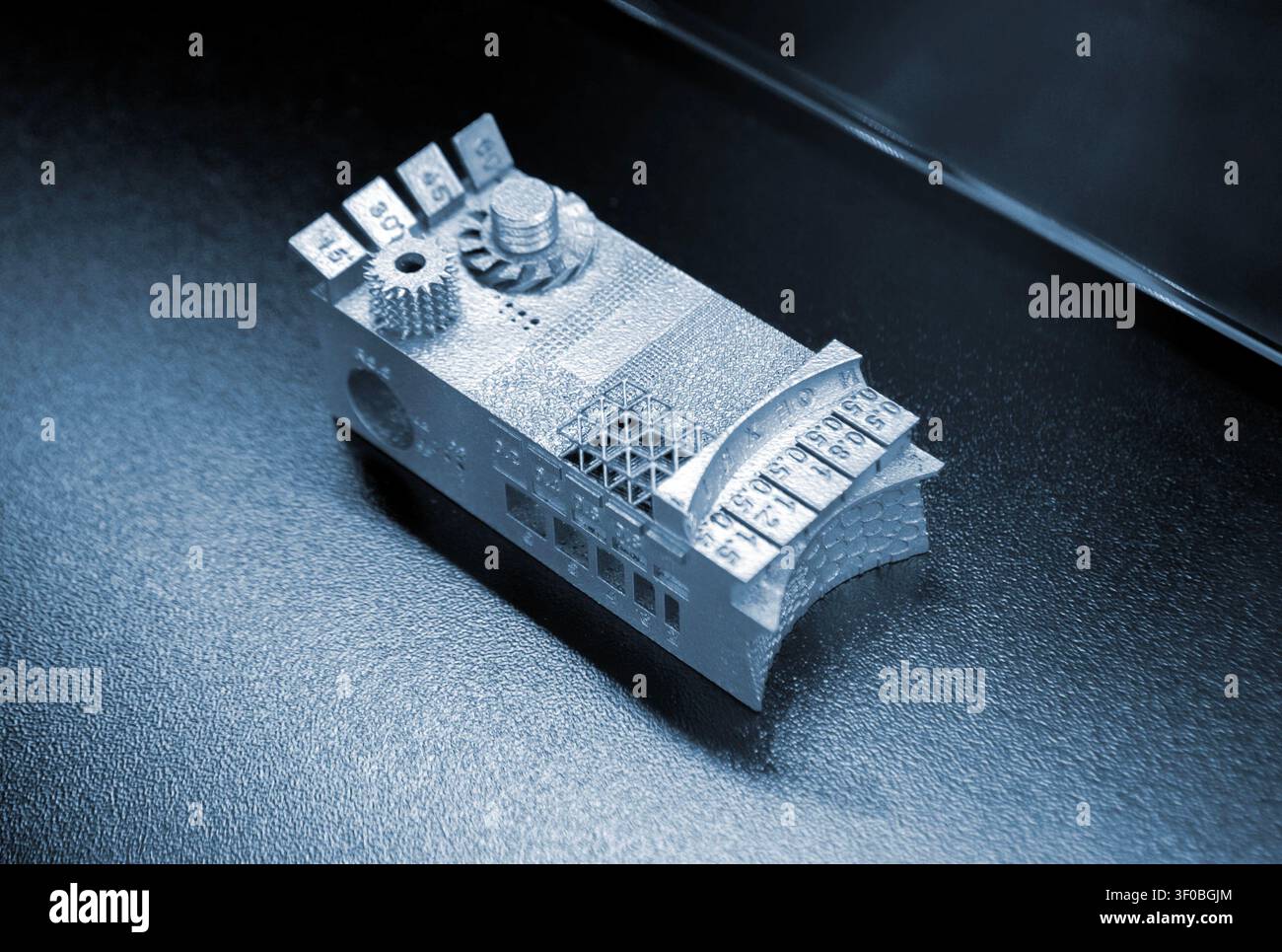 Piccolo modello di calibrazione in metallo stampato su stampante 3D. Modello dettagliato stampato su stampante 3D da polvere metallica. Tecnologie di fusione laser selettiva SLM. Produzione additiva moderna. Stampa 3D Foto Stock