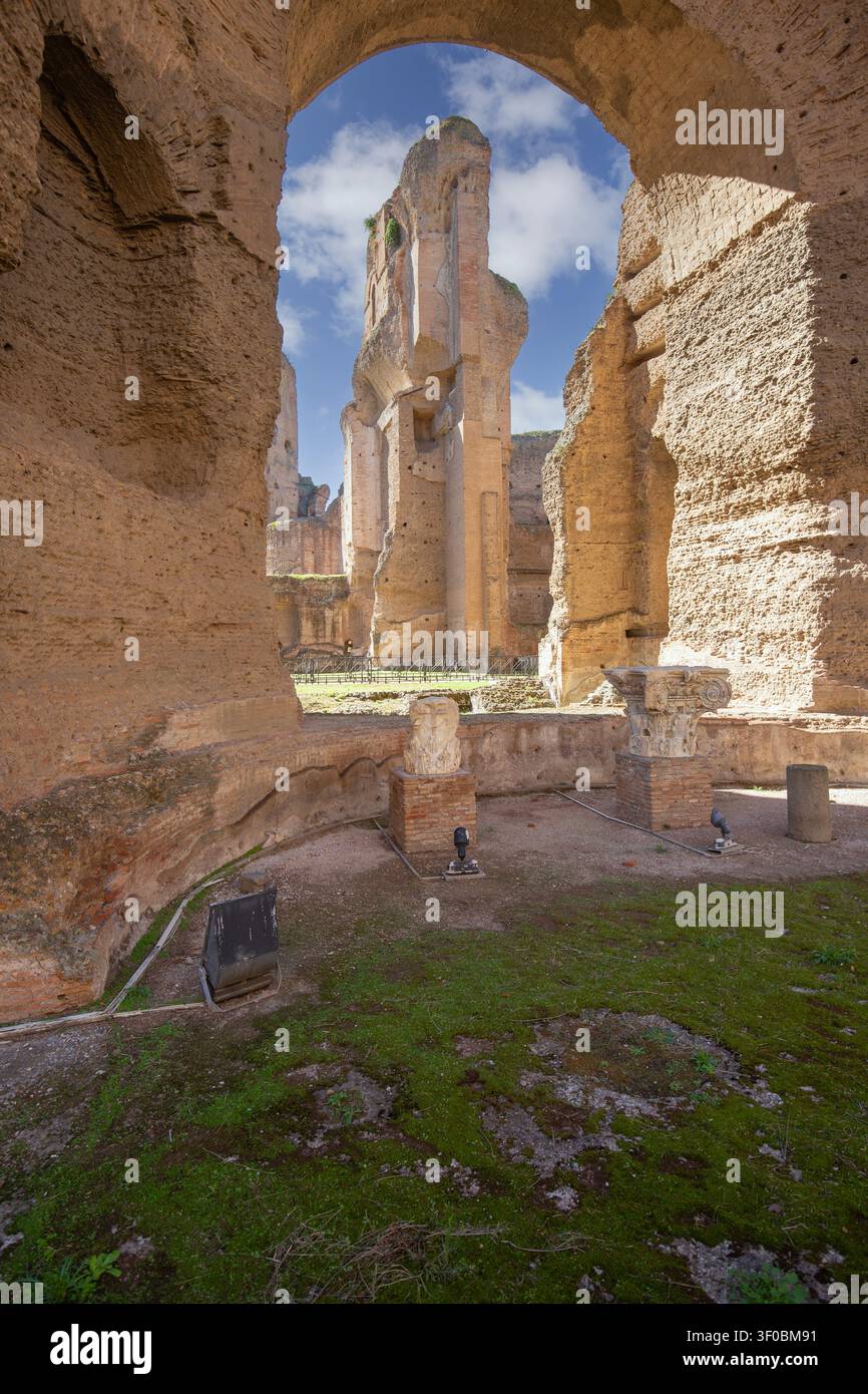 Roma, Italia - 8 ottobre 2020: rovine delle Terme di Caracalla del III secolo, antichi bagni pubblici romani, ricchi di mosaici, marmo Foto Stock