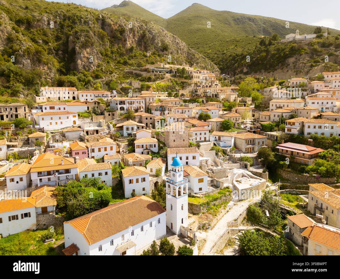 Panorama aereo mozzafiato del monastero storico di Saint Mary o Kisha e Shen Merise, arroccato sopra l'antico villaggio di Dhermi, che si affaccia sul tradizionale Dhermi Foto Stock
