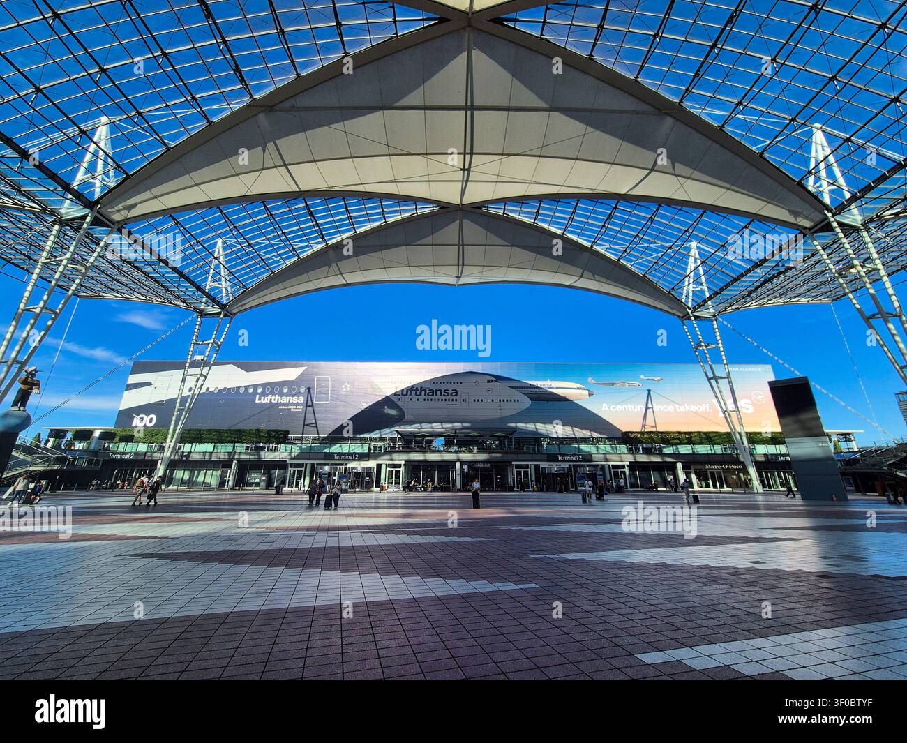 MONACO DI BAVIERA, GERMANIA - 3 LUGLIO 2026: Centro aeroportuale di Monaco MAC Forum tra i Terminal 1 e 2. Foto Stock