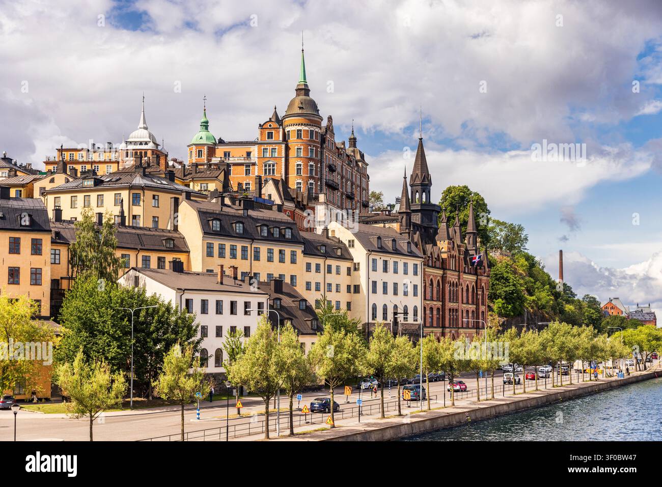 Architettura del quartiere Södermalm di Stoccolma e orizzonte al tramonto estivo, Svezia Foto Stock