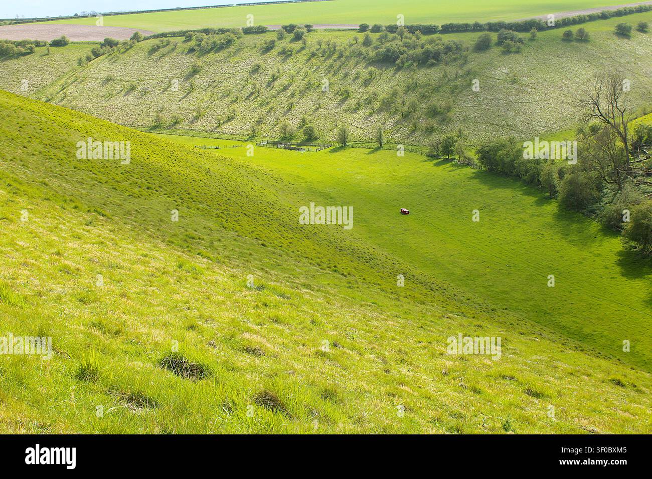 Valle fluviale secca ricoperta di erba che incarna il paesaggio ondulato delle Yorkshire Wolds Foto Stock