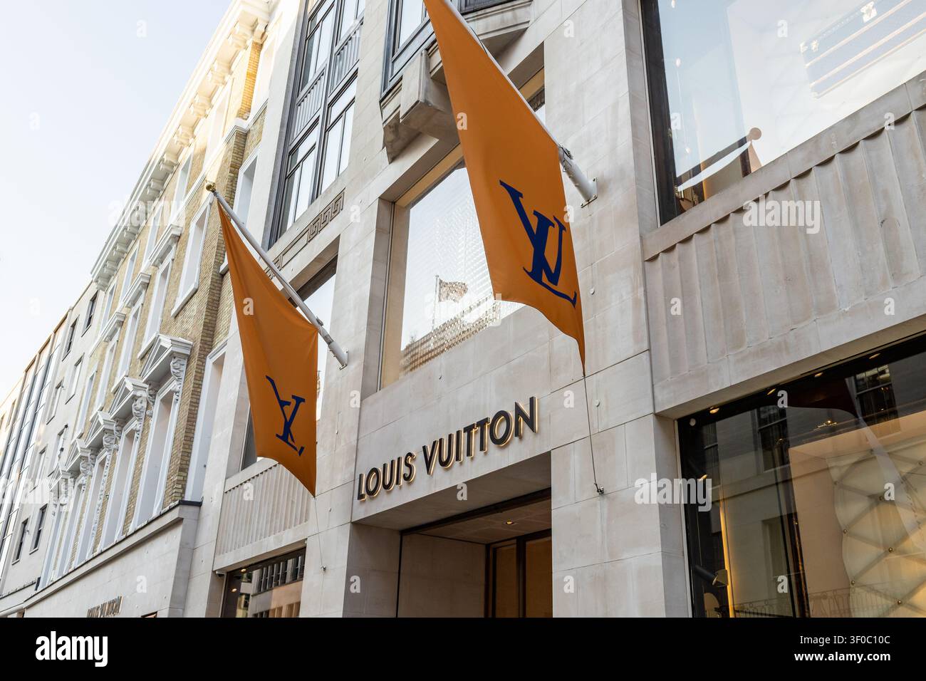 Esterno del negozio di moda di lusso Louis Vuitton. Londra, Regno Unito, 28 agosto 2023 Foto Stock
