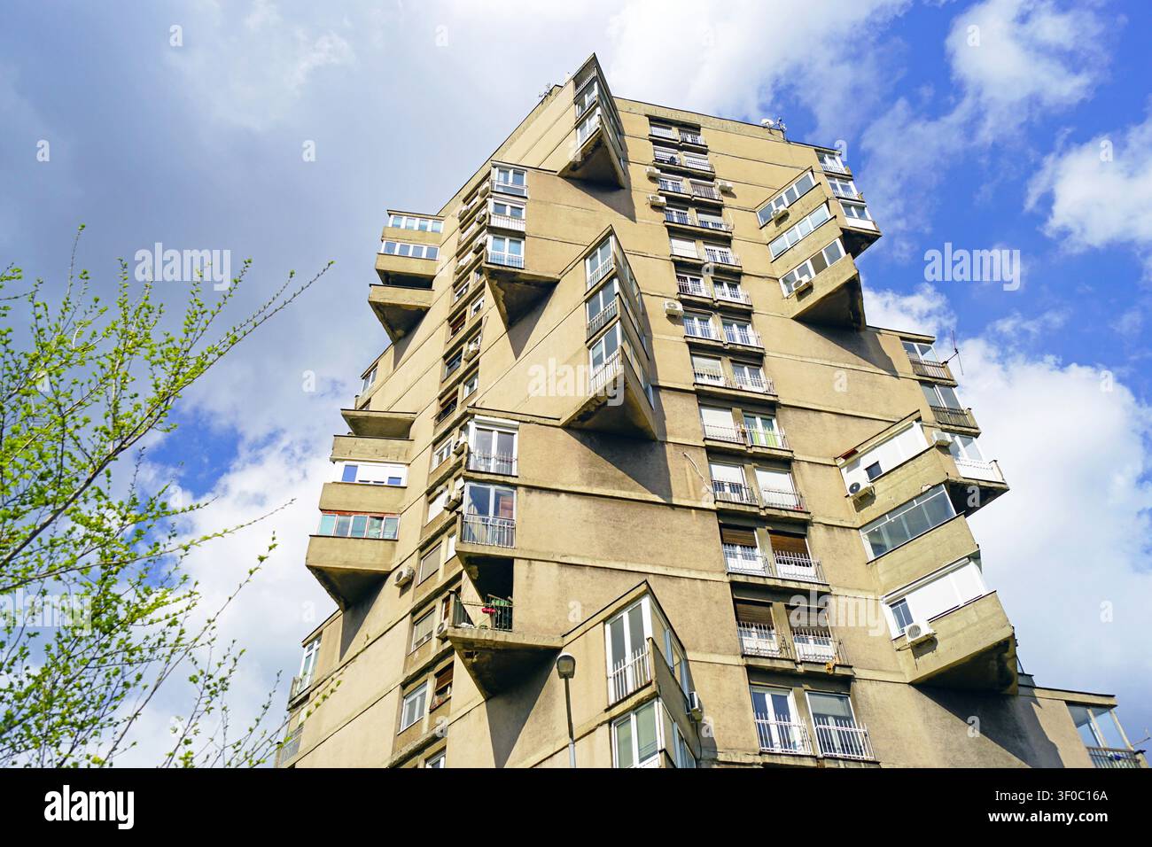Torre residenziale Toblerone a Belgrado con balconi in cemento a zigzag. Rappresenta un landmark modernista jugoslavo e un design abitativo sperimentale socialista. Foto Stock