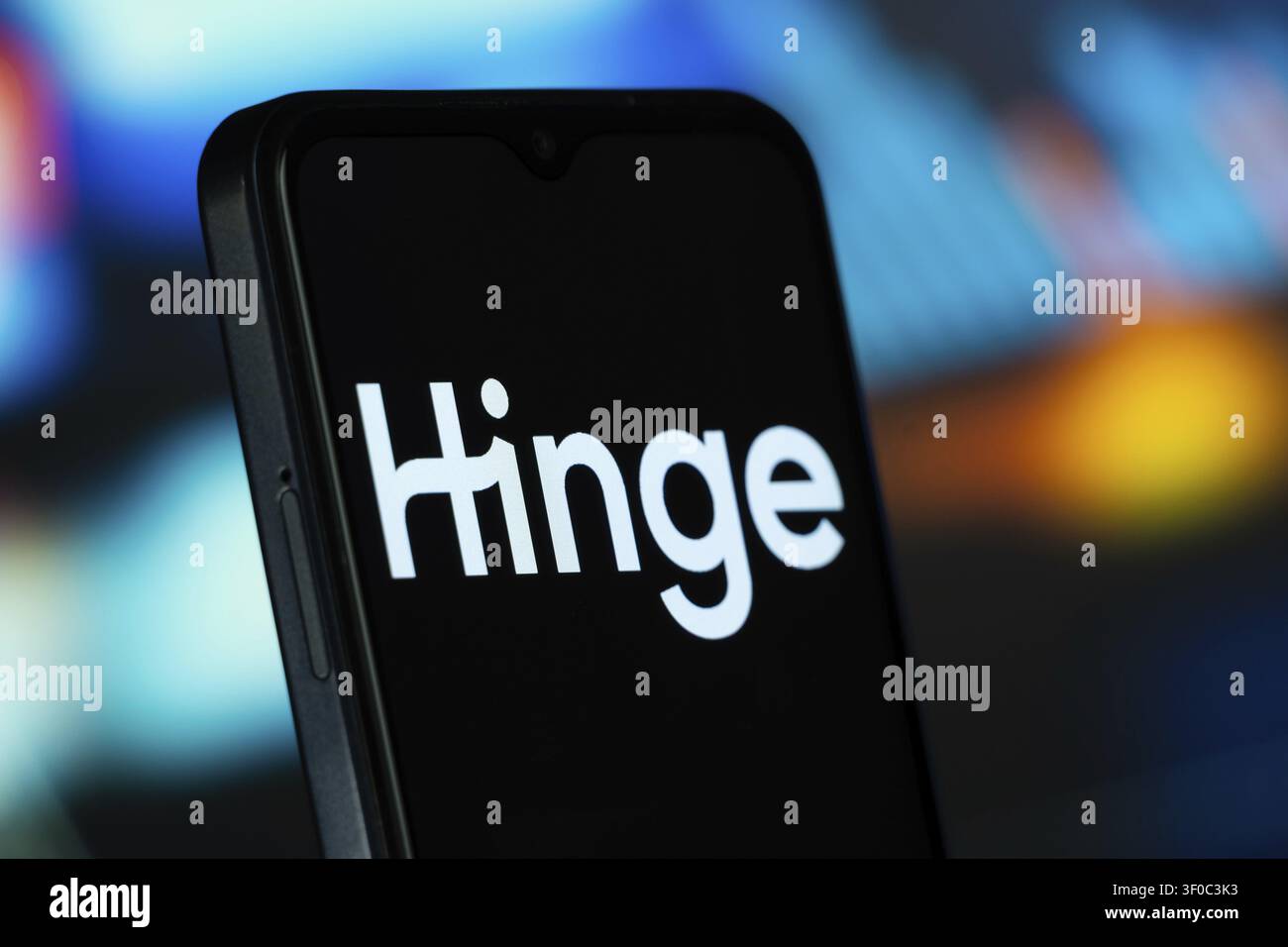 Dhaka, Bangladesh - 10 giugno 2026: Il logo Hinge è visibile su uno smartphone Foto Stock