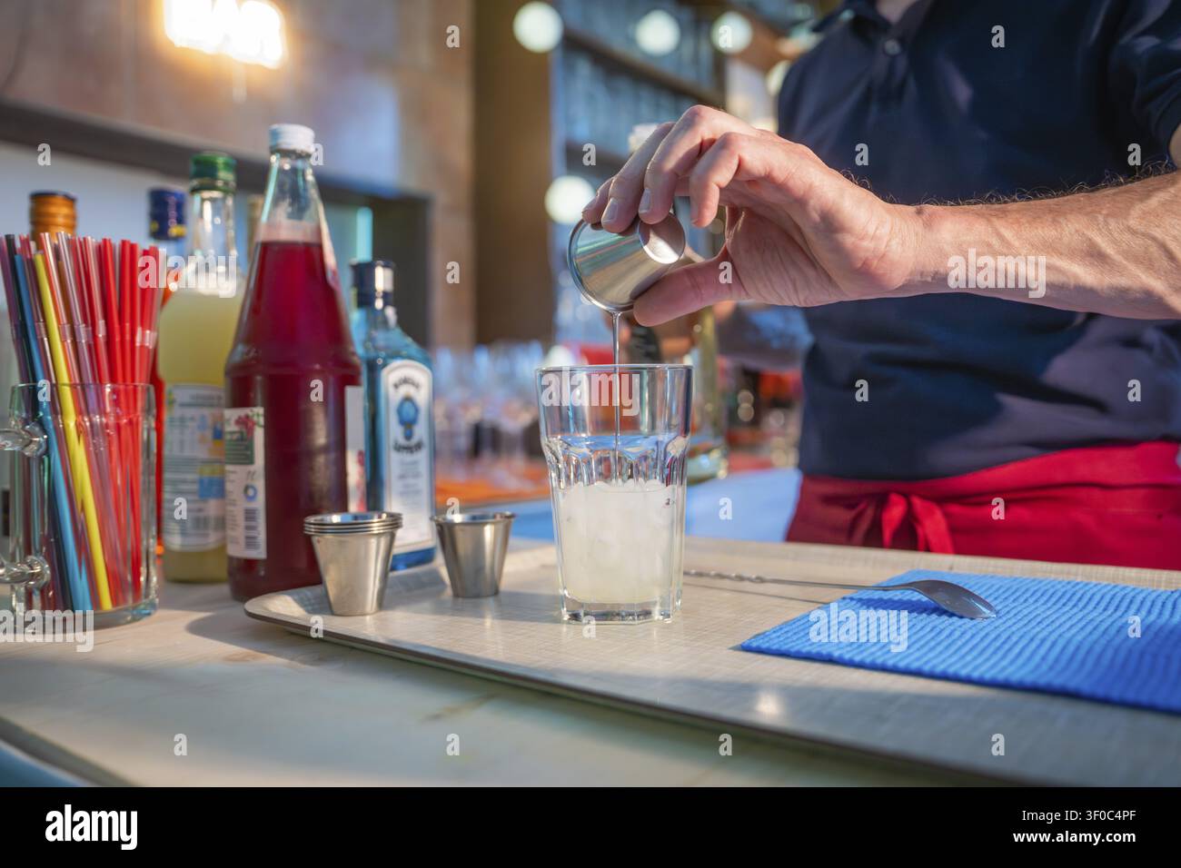 Un barista mescola un drink in un bar con vari ingredienti, Hochzeit, Grossglattbach, Germania Foto Stock