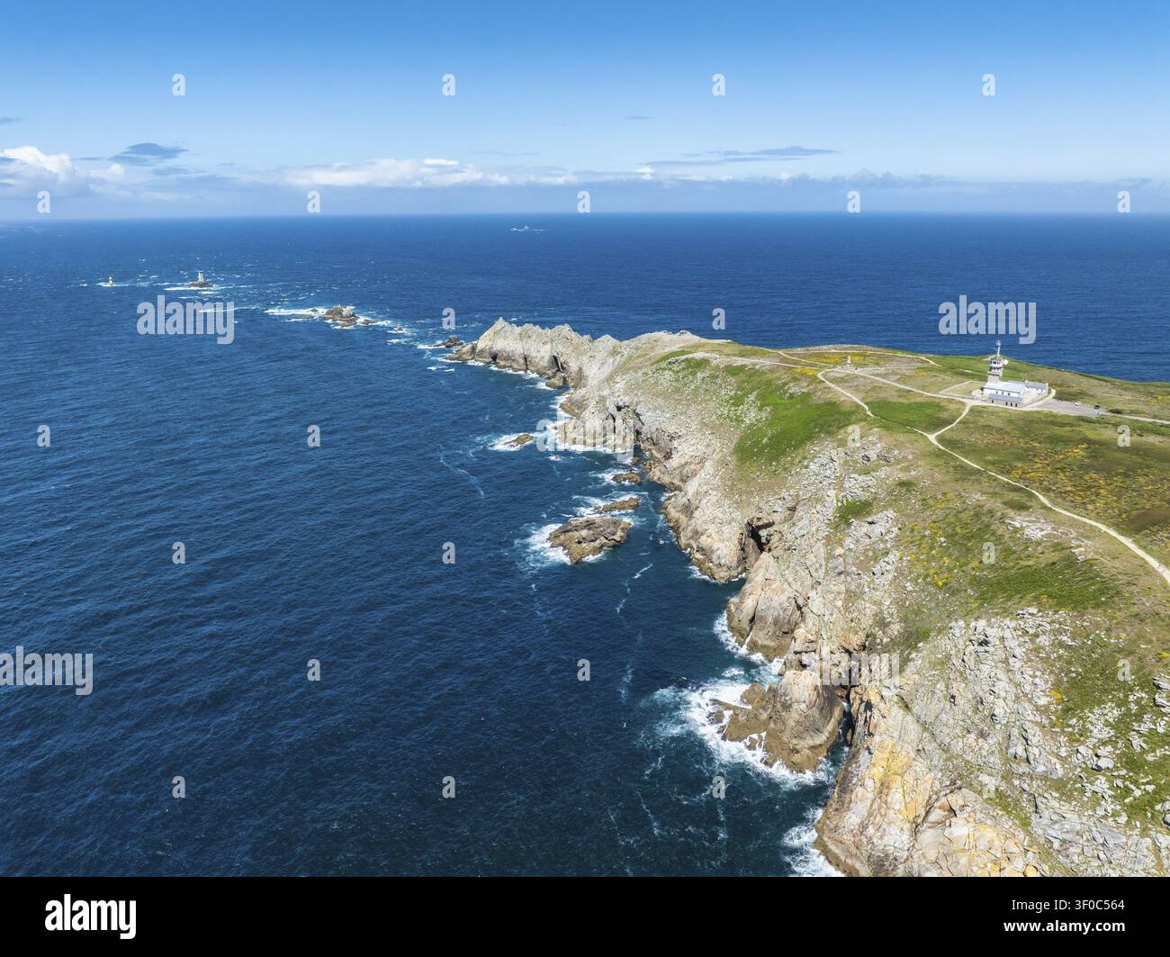 Vista aerea di Pointe du Raz con il Semaphore de la Pointe du Raz, all'orizzonte sinistro il faro di Phare de la Vieille su un'isola rocciosa, Pointe Foto Stock