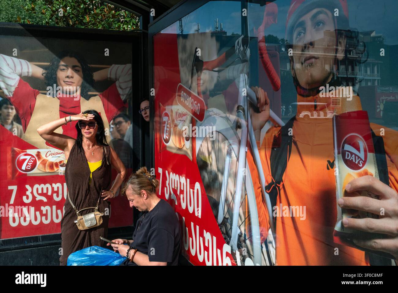 Tbilisi, Georgia. 7 luglio 2026. Le donne aspettano un autobus presso una fermata a Old Tbilisi, Georgia, il 7 luglio 2026. (Foto di Moe Zoyari/Sipa USA) credito: SIPA USA/Alamy Live News Foto Stock