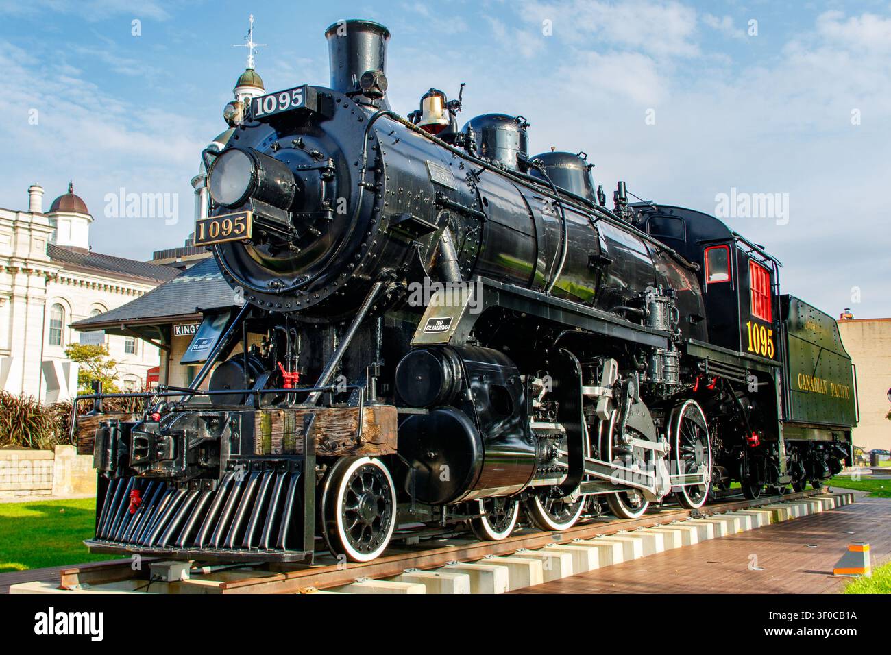 La storica locomotiva a vapore Canadian Pacific 1095 esposta al Confederation Park nel centro di Kingston, Ontario, Canada. Vista frontale a tre quarti. Foto Stock