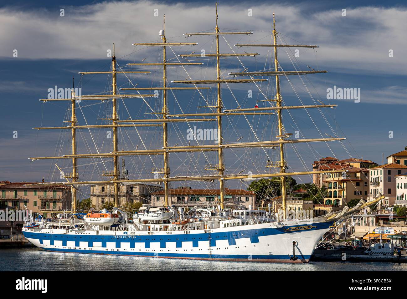 La maestosa nave da crociera a cinque alberi Royal Clipper (IMO 9185437) ormeggiata al porto di Portoferraio sull'isola d'Elba, in Italia. Bellissima vista laterale della prua. Foto Stock