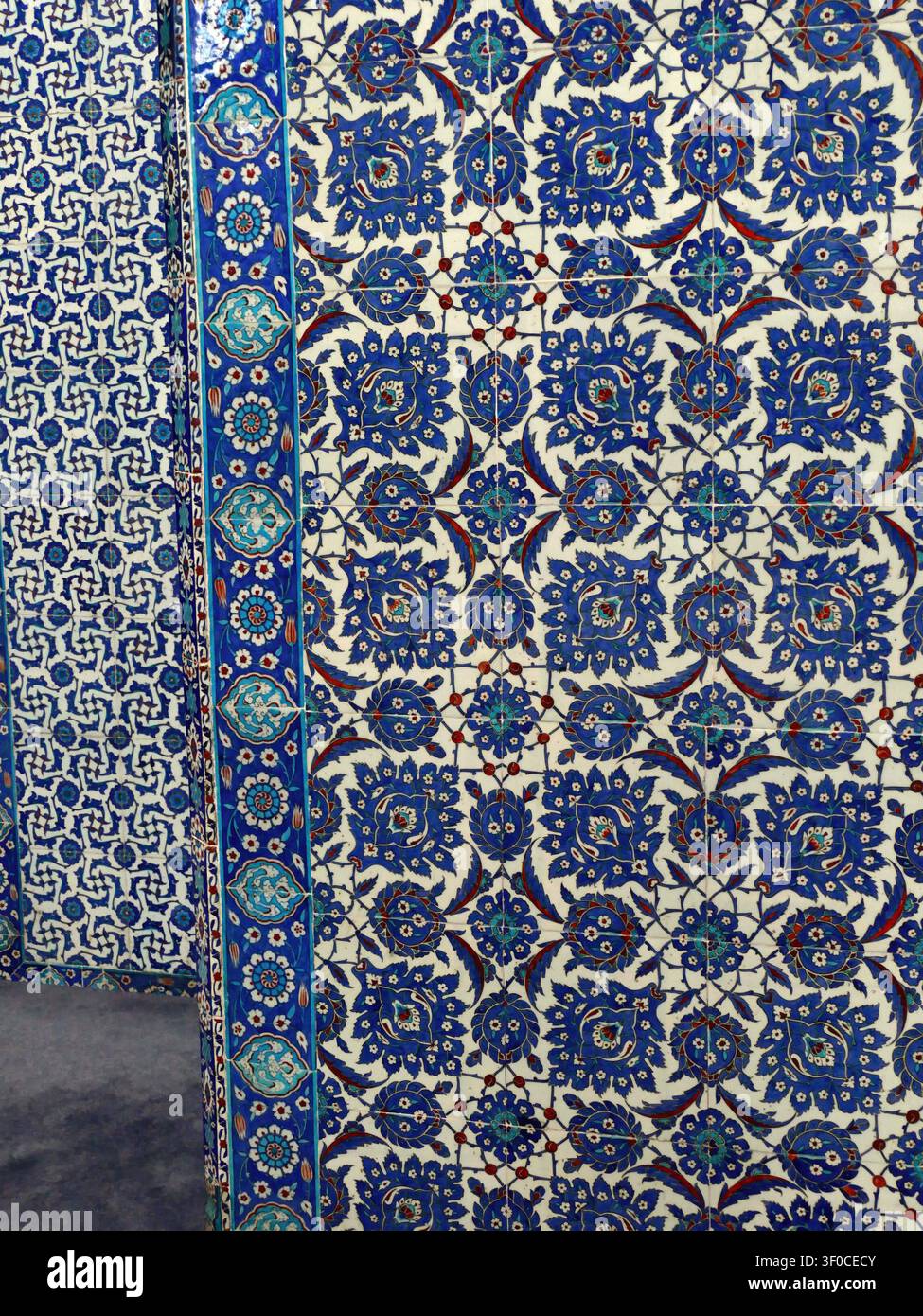 Istanbul - 24 set. 2024 - intricato motivo di piastrelle ottomane blu-bianche con delicati motivi floreali e artigianato ceramico tradizionale. Rustem pas Foto Stock