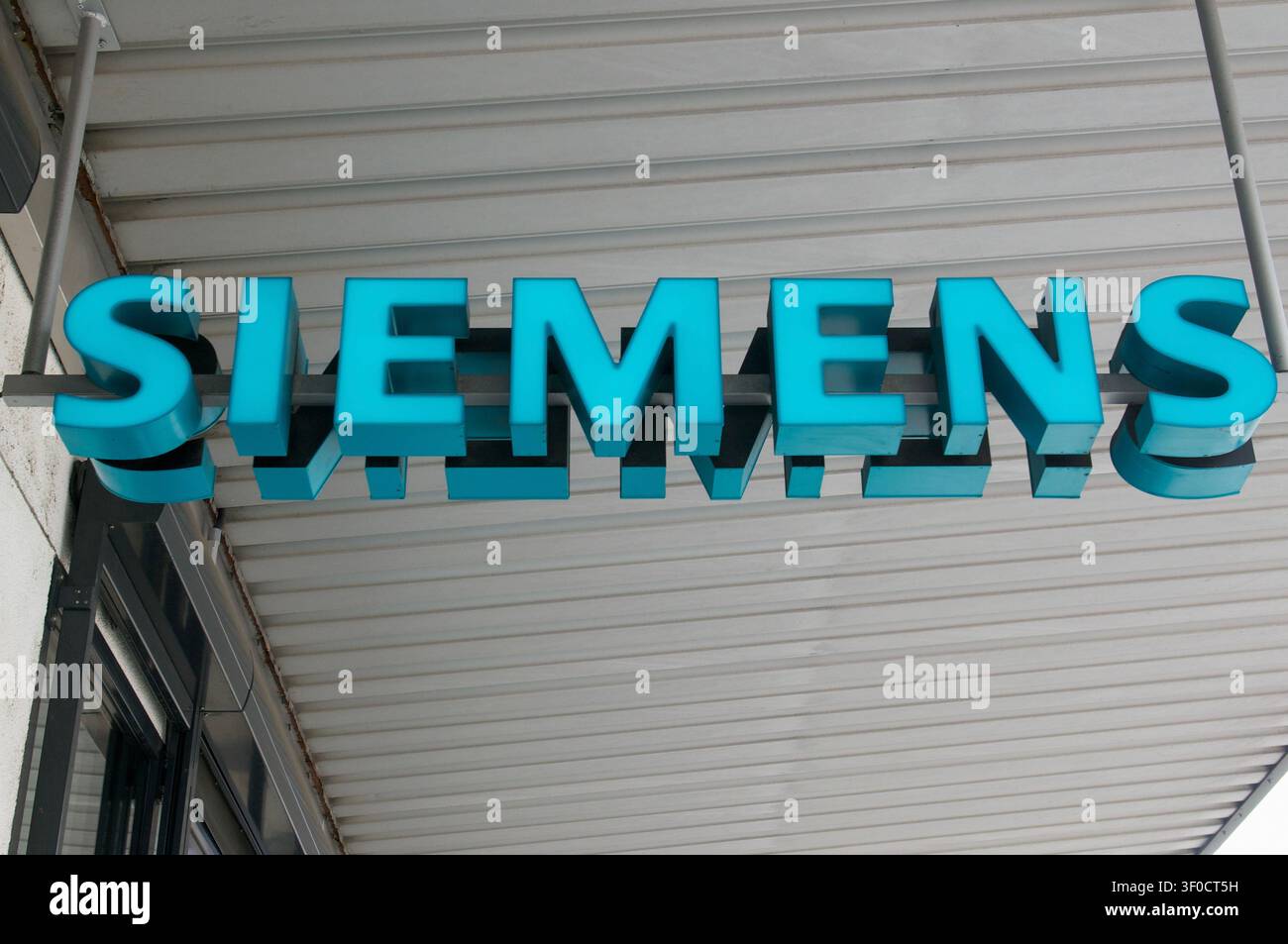 Berna, Svizzera - 10 giugno 2026: Primo piano dell'insegna con il logo Siemens appesa sotto il profilo del tetto di un edificio moderno a Berna. Foto Stock