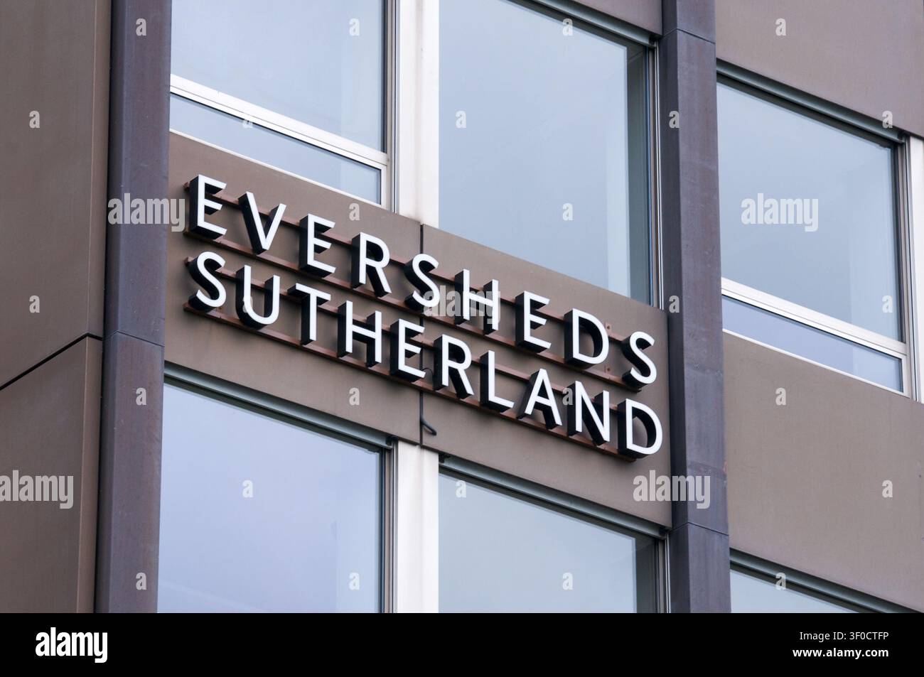 Berna, Svizzera - 10 giugno 2026: Insegna della pratica legale Eversheds Sutherland montata sulla facciata esterna di un edificio di uffici contemporaneo. Foto Stock