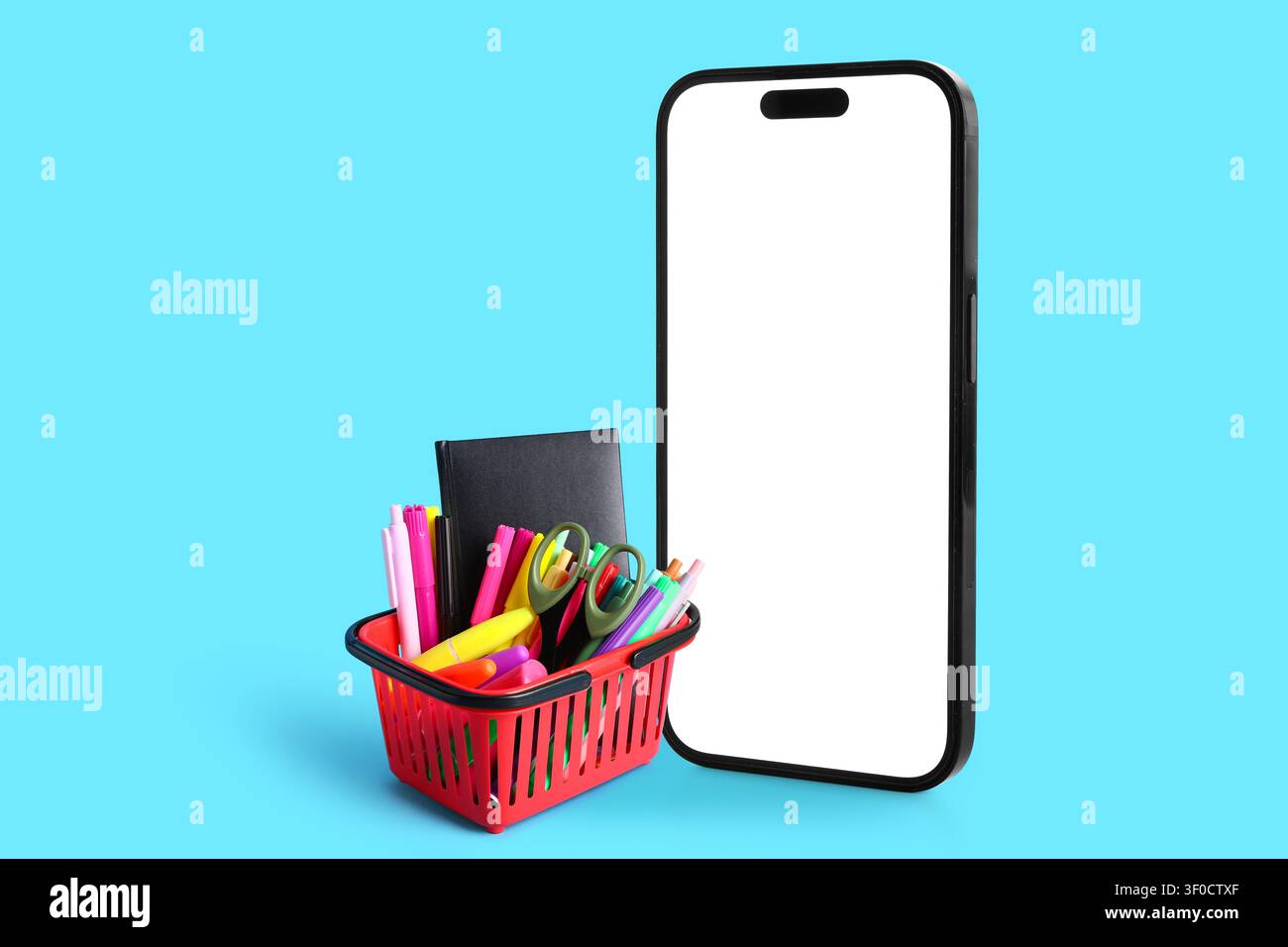 Smartphone con schermo vuoto e cestino di cancelleria colorata Foto Stock