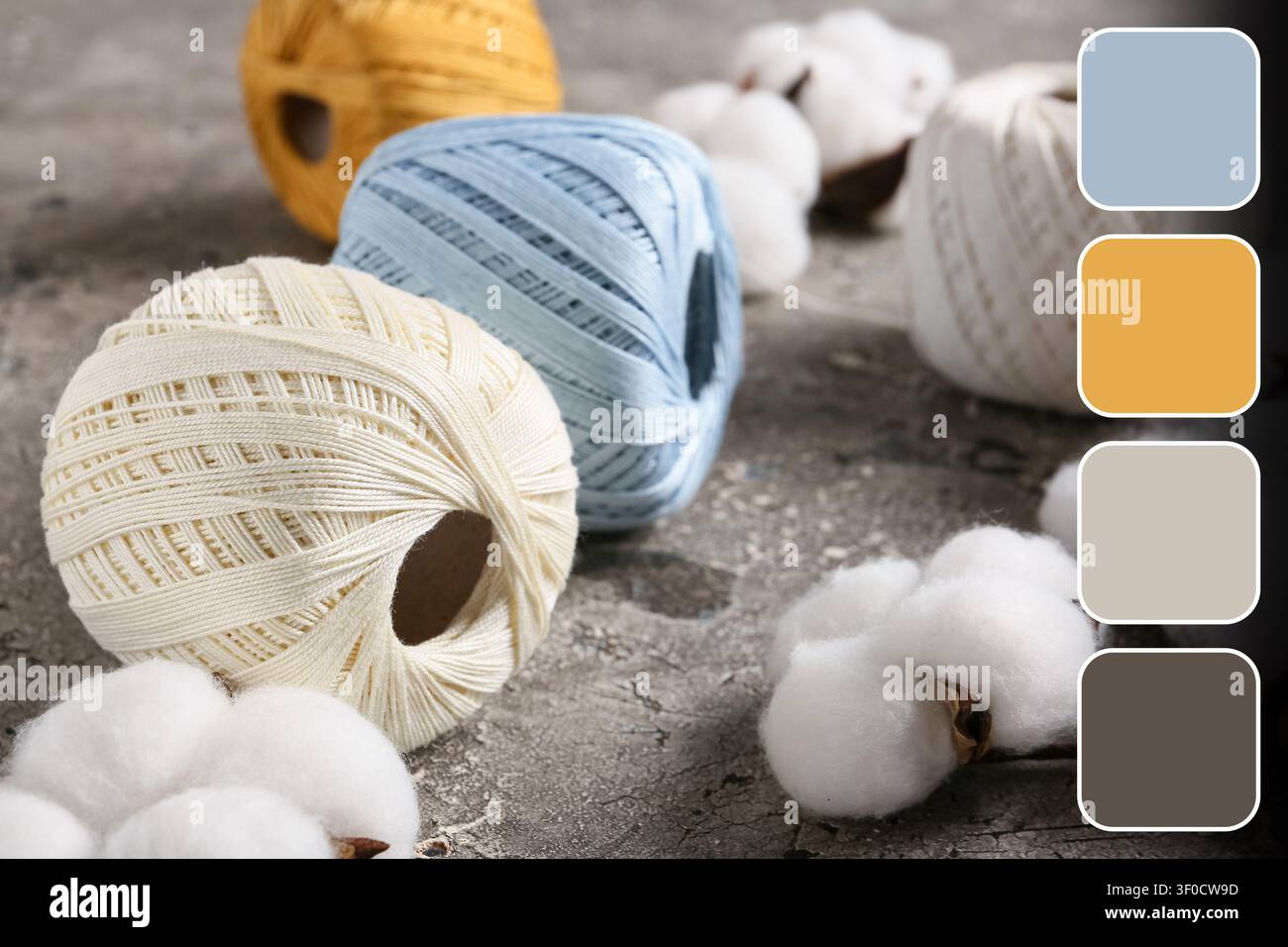 Palle di filato di cotone con cotone grezzo su superficie ruvida Foto Stock