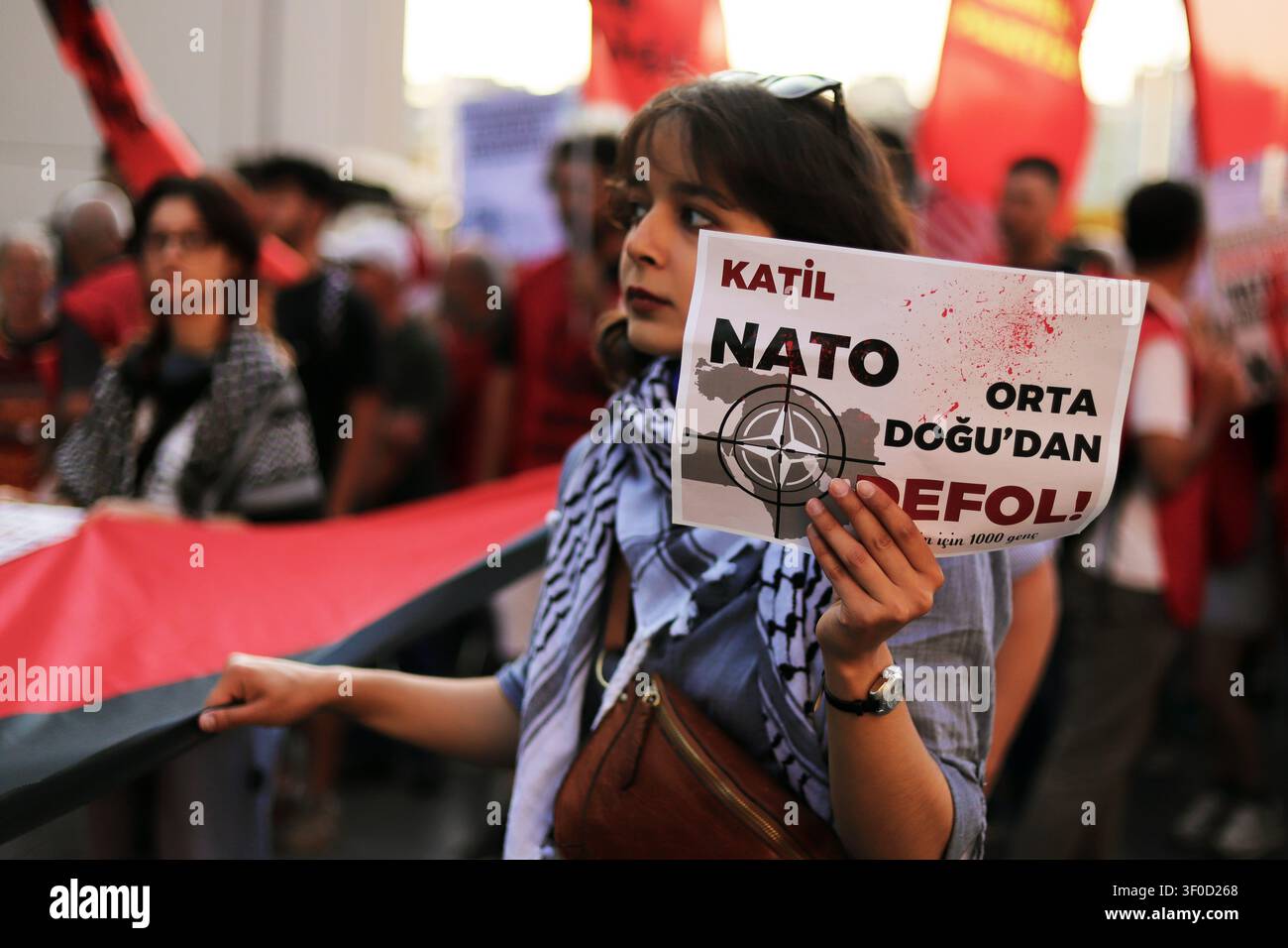 STANBUL, TURCHIA – 7 LUGLIO 2026: Un manifestante ha un cartello con la scritta “assassino NATO, uscire dal Medio Oriente” durante una manifestazione anti-NATO a Istanbul. Foto di Dilara Açıkgöz / JNA Press (foto di Dilara AÃ§Ä±kgÃ¶z/JNA Press tramite Nexpher Images) Foto Stock
