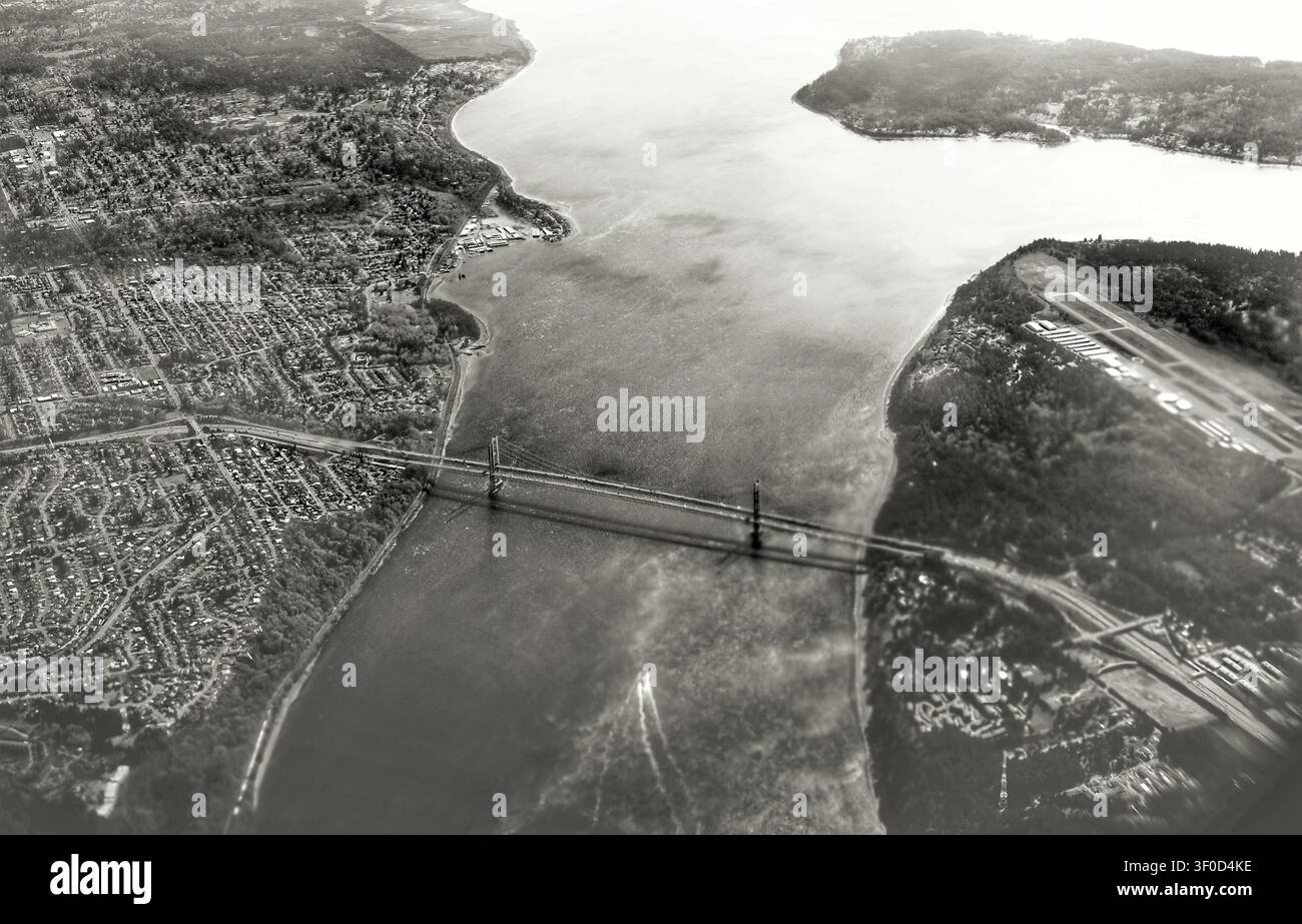Vista aerea in bianco e nero del ponte di Tacoma Narrows e del Puget Sound Foto Stock