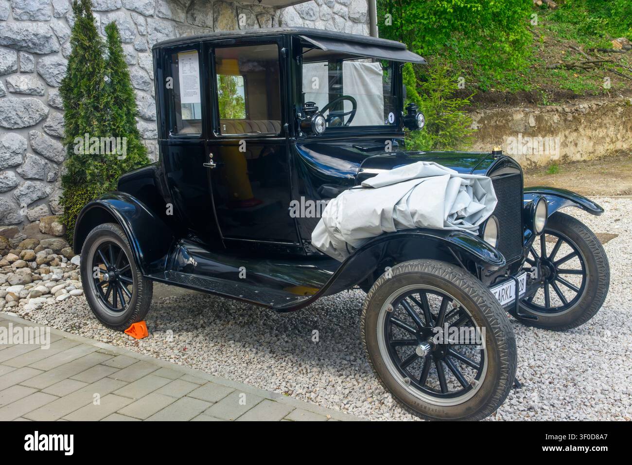 Una vettura Ford Model T doctor coupe del 1925 in mostra all'Hotel Starkl, Bled, Slovenia. Foto Stock