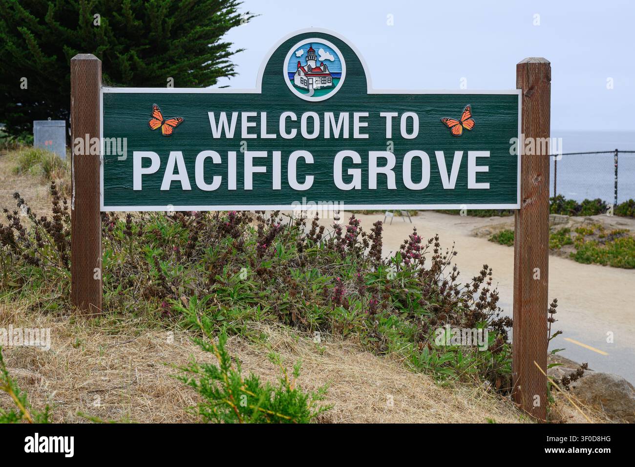 Pacific Grove, CA, USA – 15 giugno 2026; Cartello di benvenuto di Pacific Grove nella comunità costiera della California Foto Stock