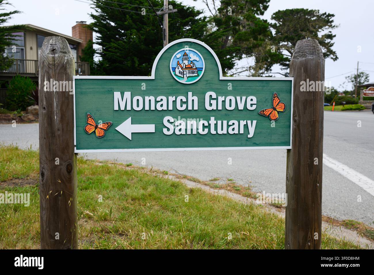 Pacific Grove, CA, USA - 15 giugno 2026; Insegna per il Monarch Grove Sanctuary a Pacific Grove in California per le farfalle monarca in svernamento Foto Stock
