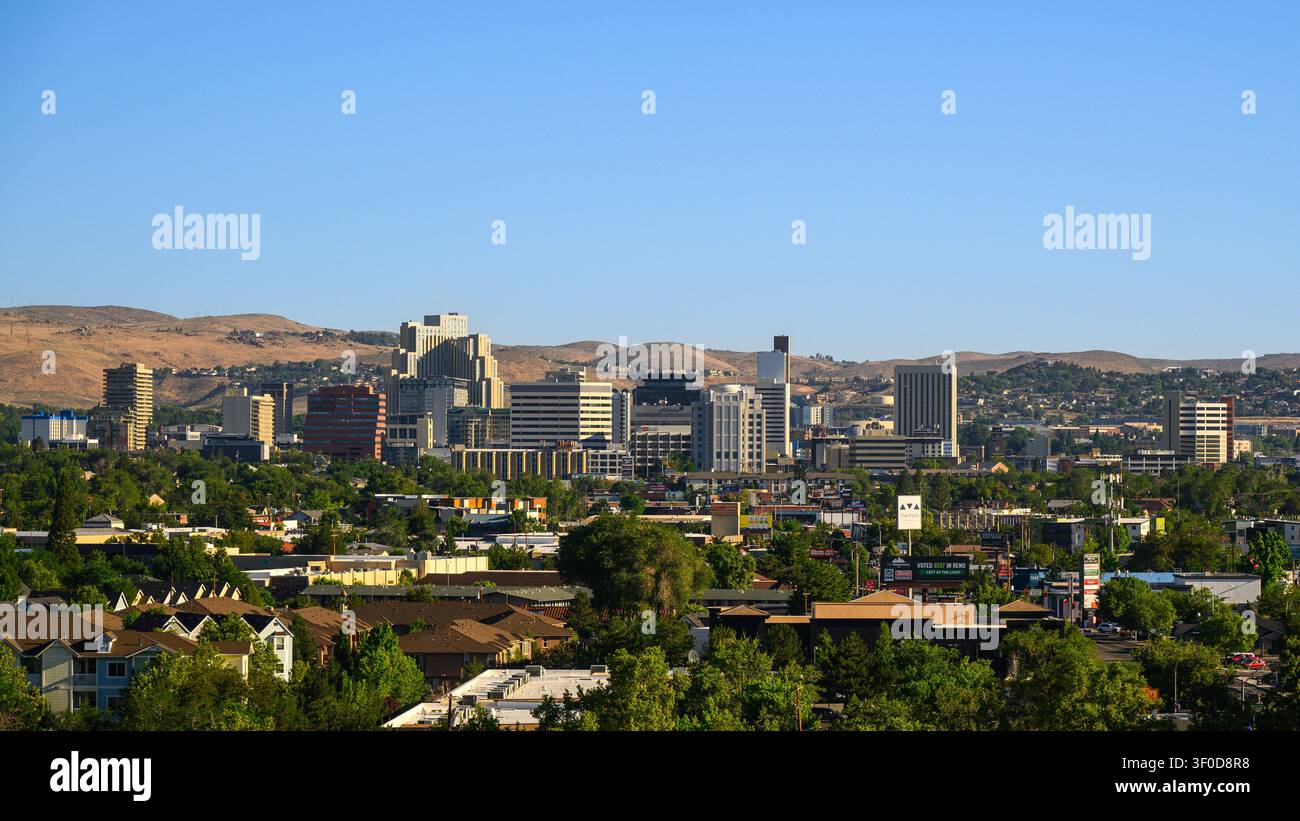 Reno, NV, USA - 22 giugno 2026; Paesaggio aereo del centro città di Reno Nevada in estate con cielo azzurro Foto Stock
