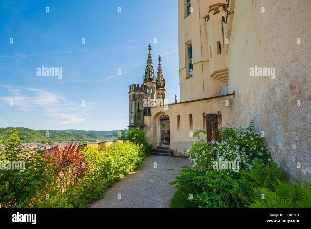 Antico giardino del castello gotico con torri che si affacciano su una vista panoramica della valle Foto Stock