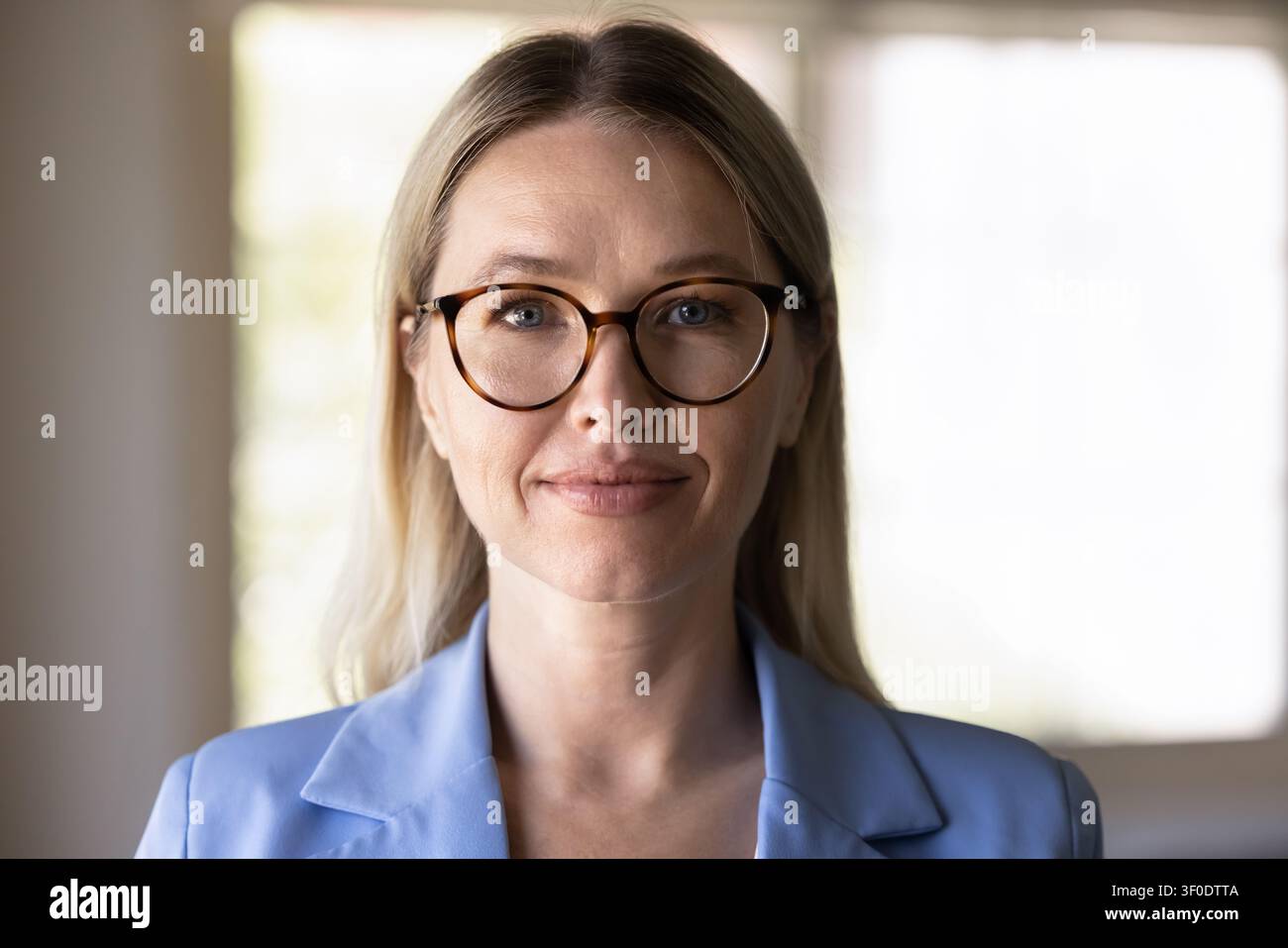 Ritratto a testa di una donna d'affari caucasica anziana Foto Stock